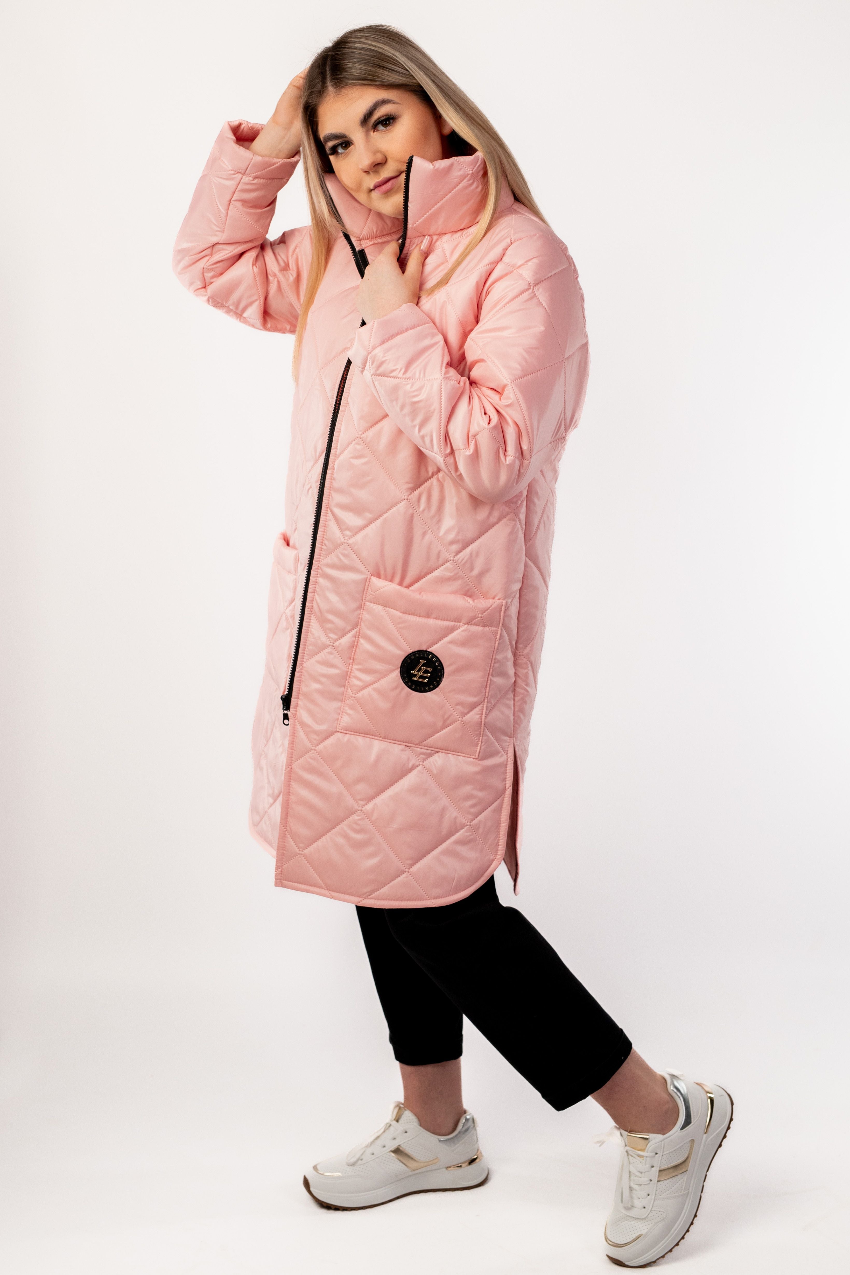 Wiosenna modna kurtka pikowana z tarczą Pudrowy Róż