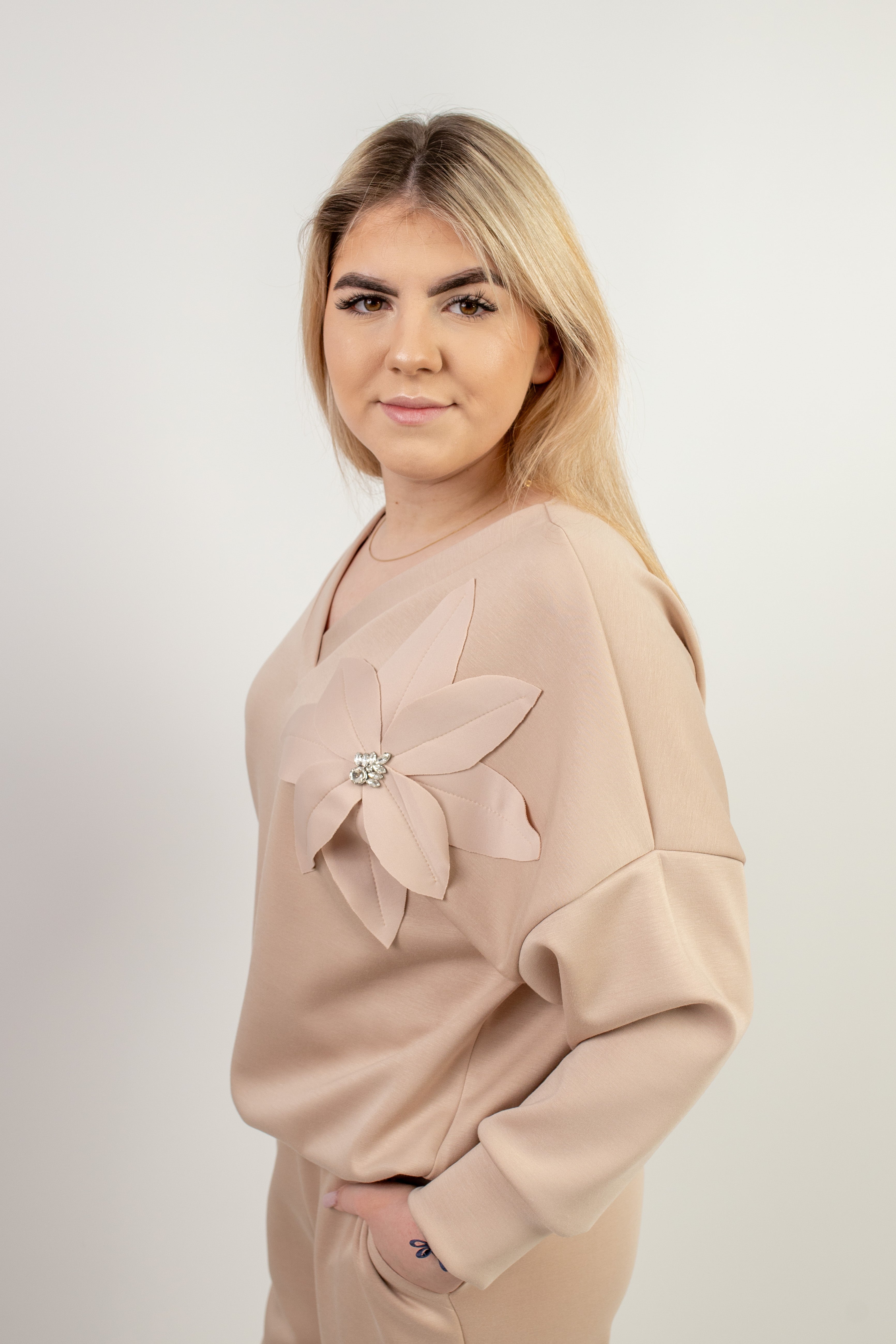 Elegancka bluza z dekoracyjną aplikacją Beż