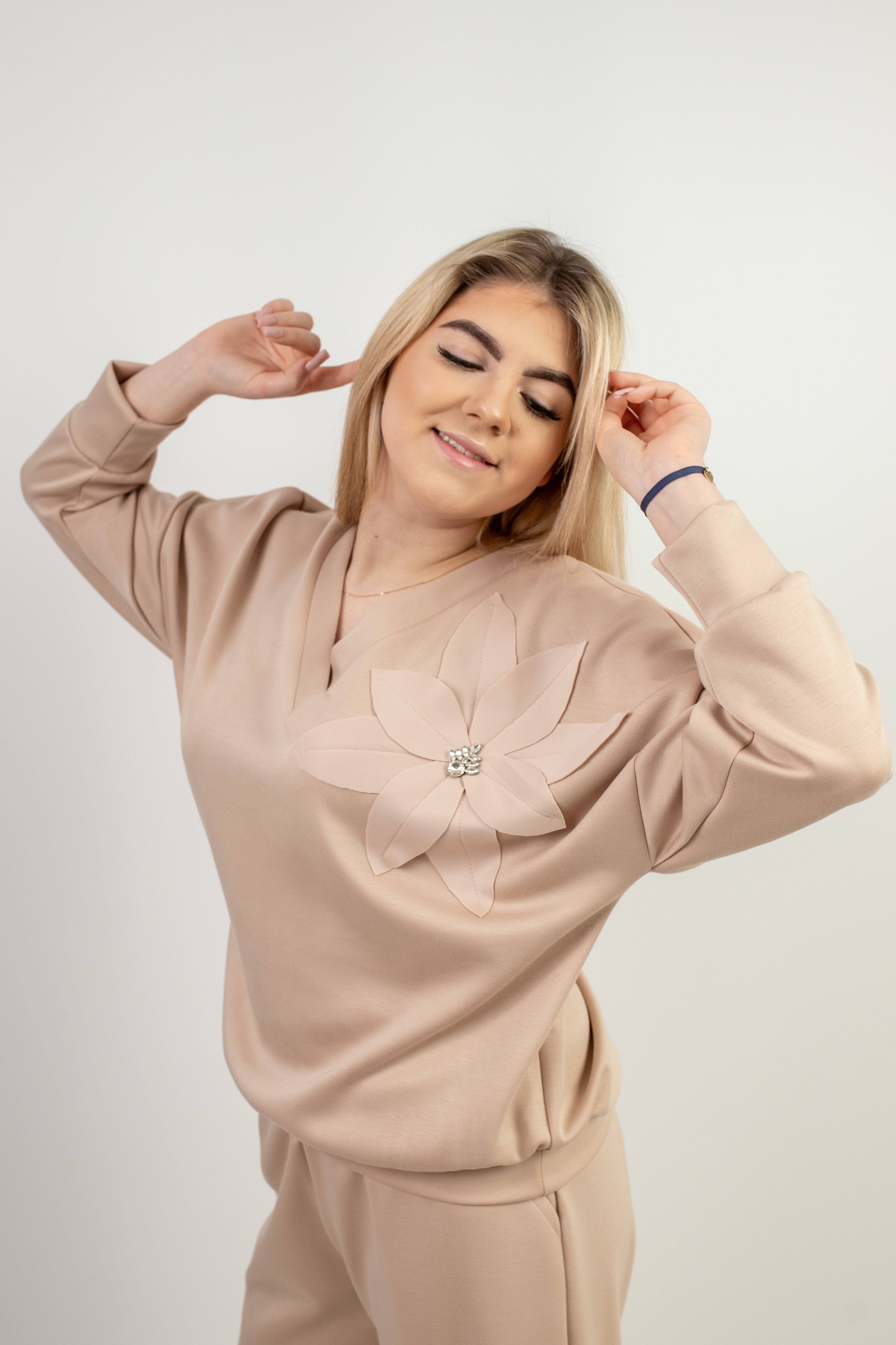 Elegancka bluza z dekoracyjną aplikacją Beż