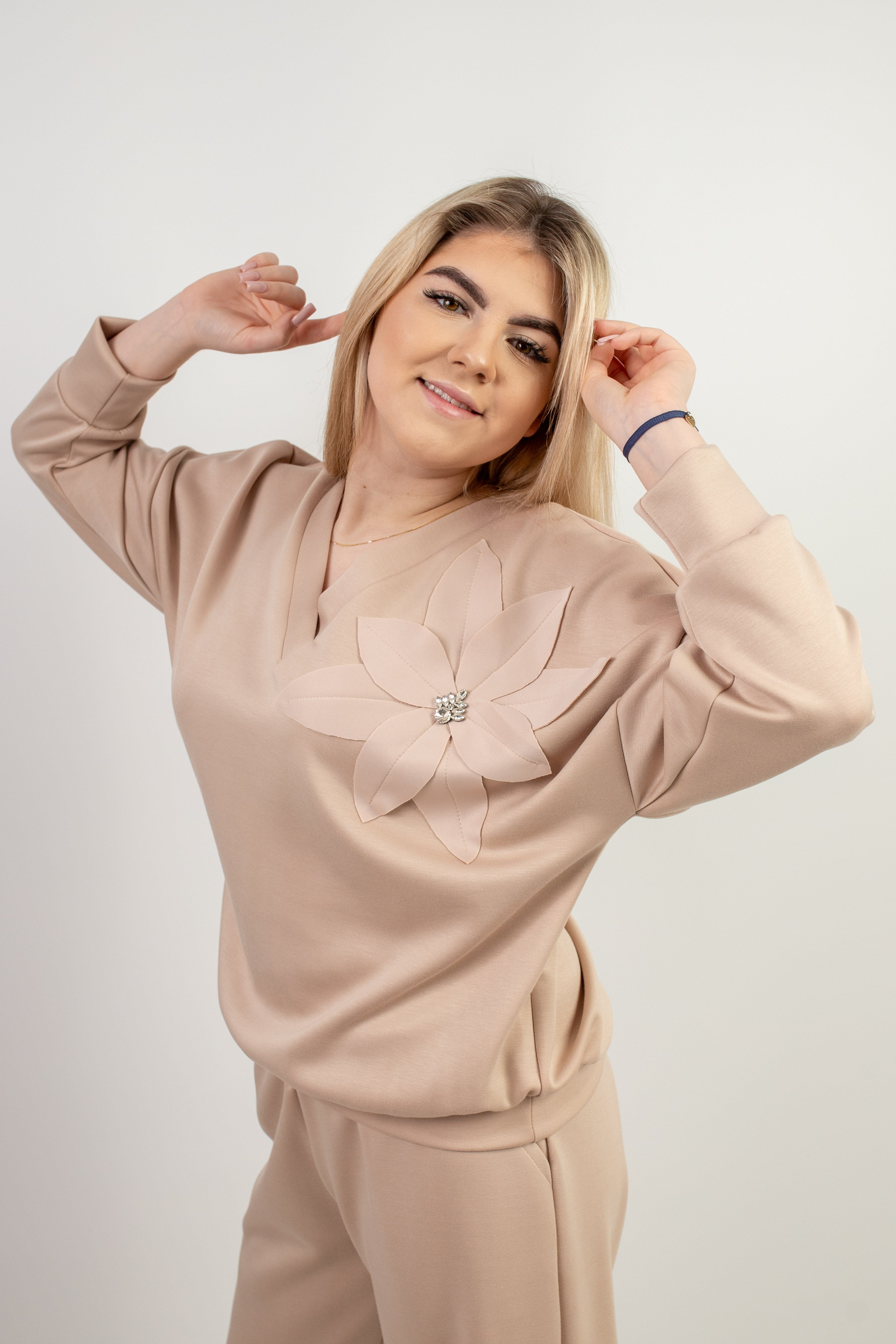 Elegancka bluza z dekoracyjną aplikacją Beż