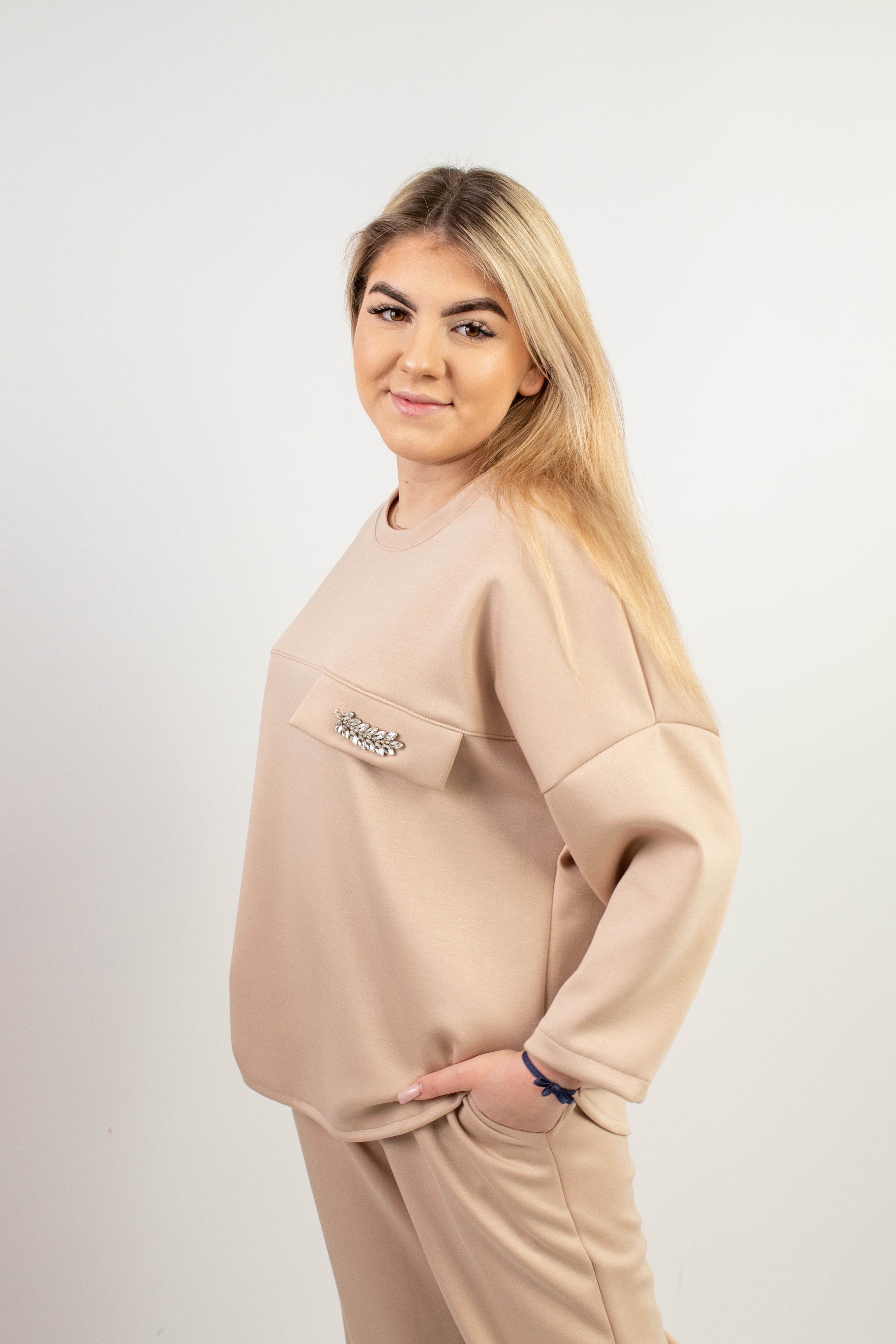 Kobieca bluza z ozdobnym detalem Beż