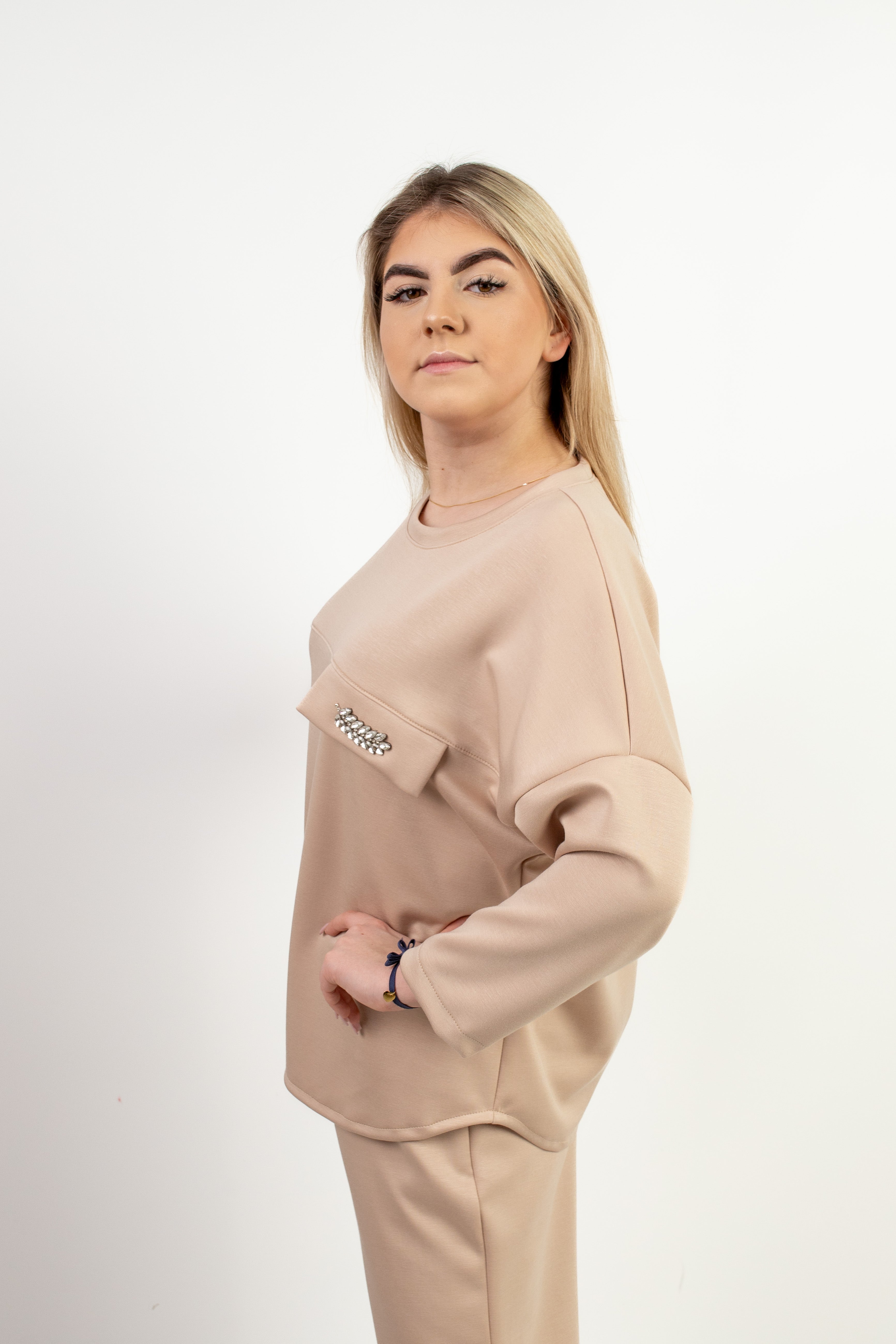 Stylowy komplet dresowy z ozdobnym detalem Beż
