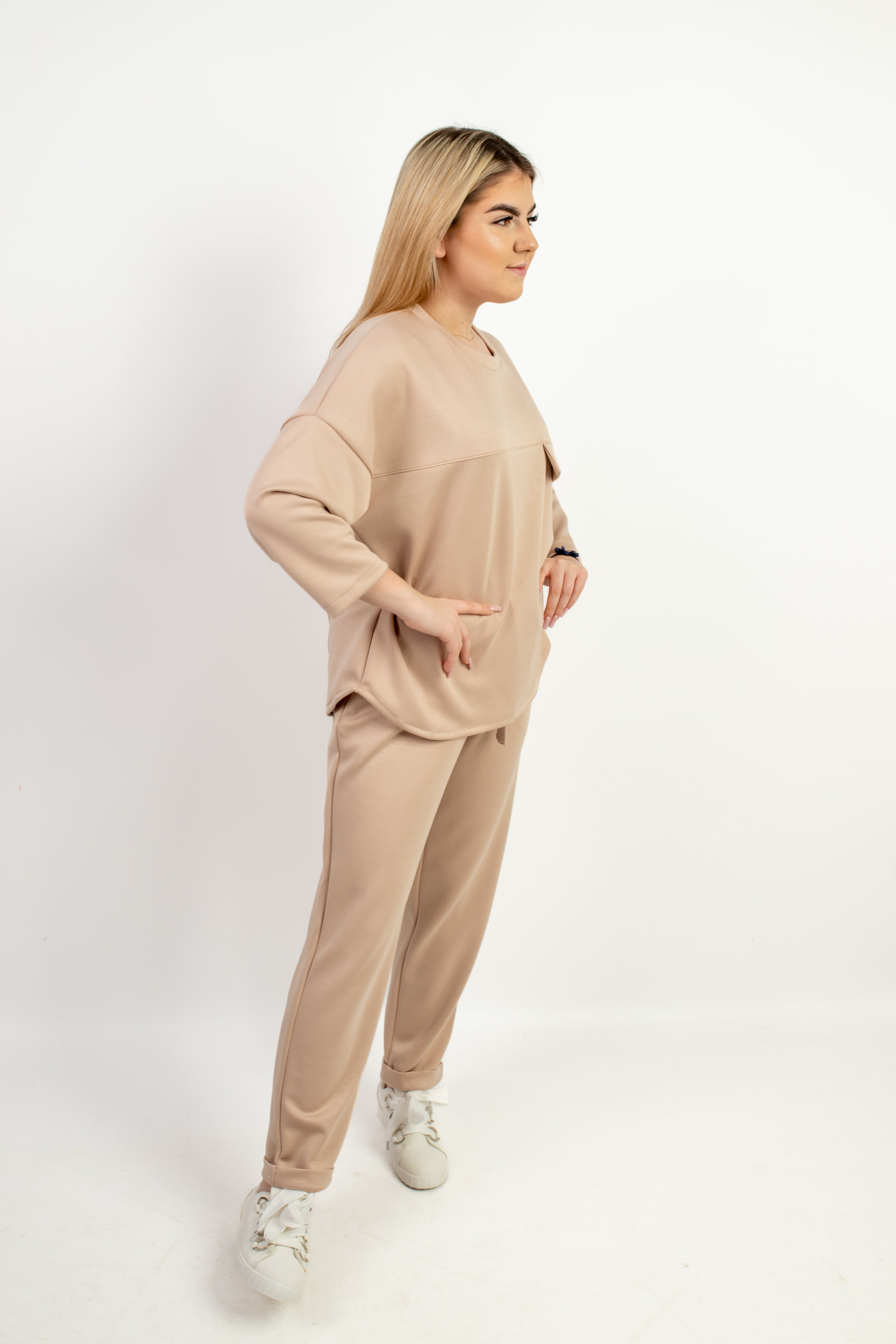 Stylowy komplet dresowy z ozdobnym detalem Beż
