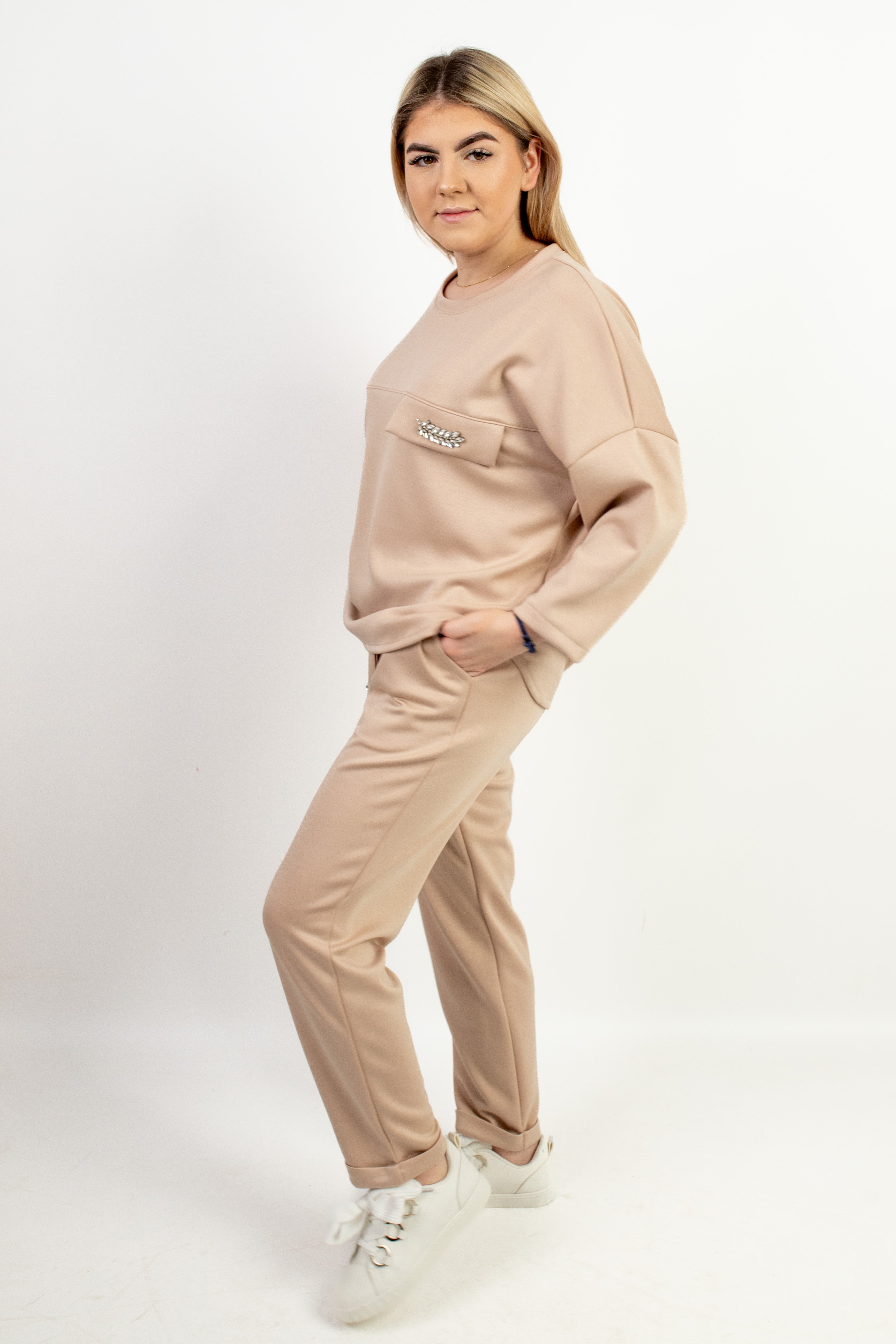 Stylowy komplet dresowy z ozdobnym detalem Beż