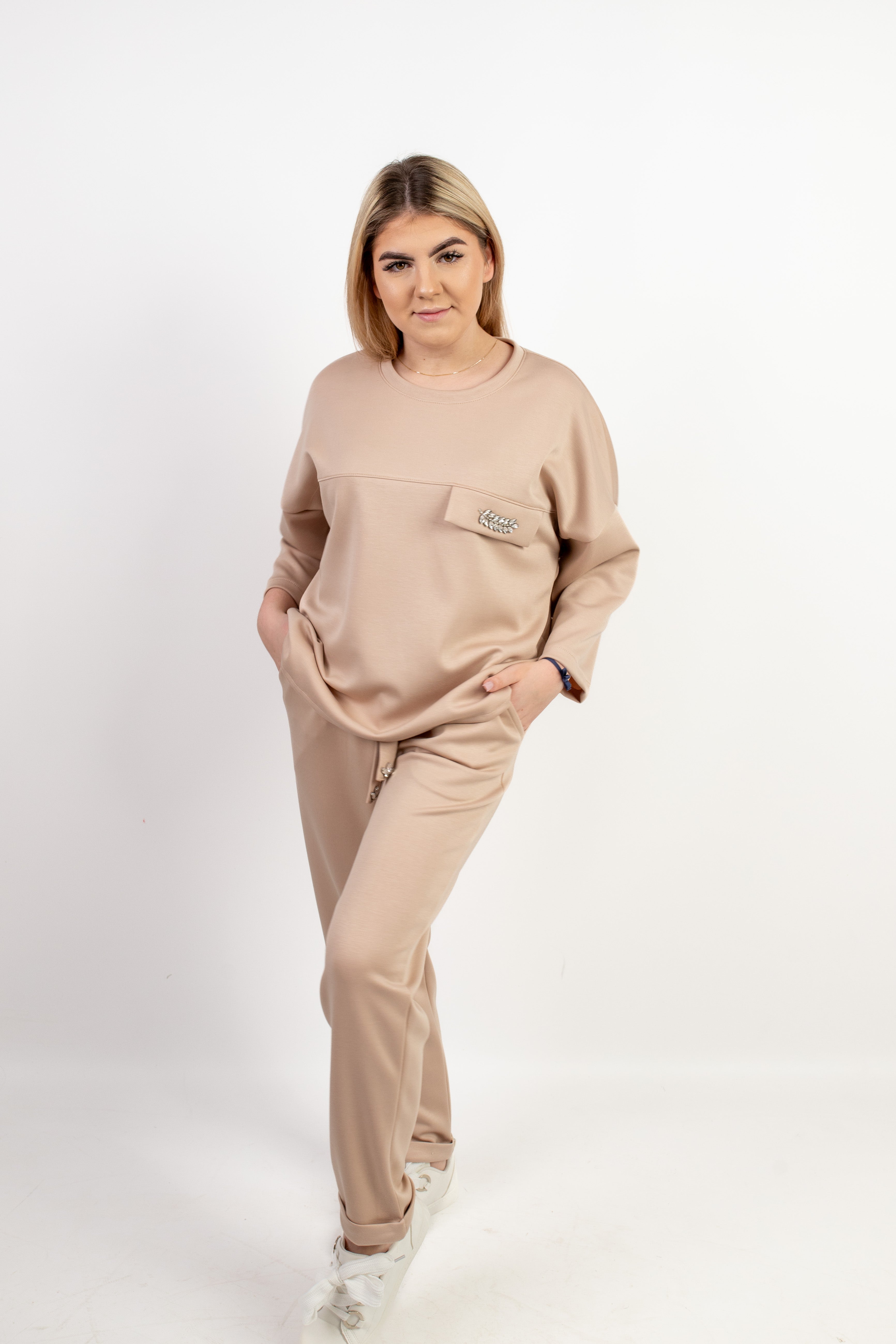 Stylowy komplet dresowy z ozdobnym detalem Beż