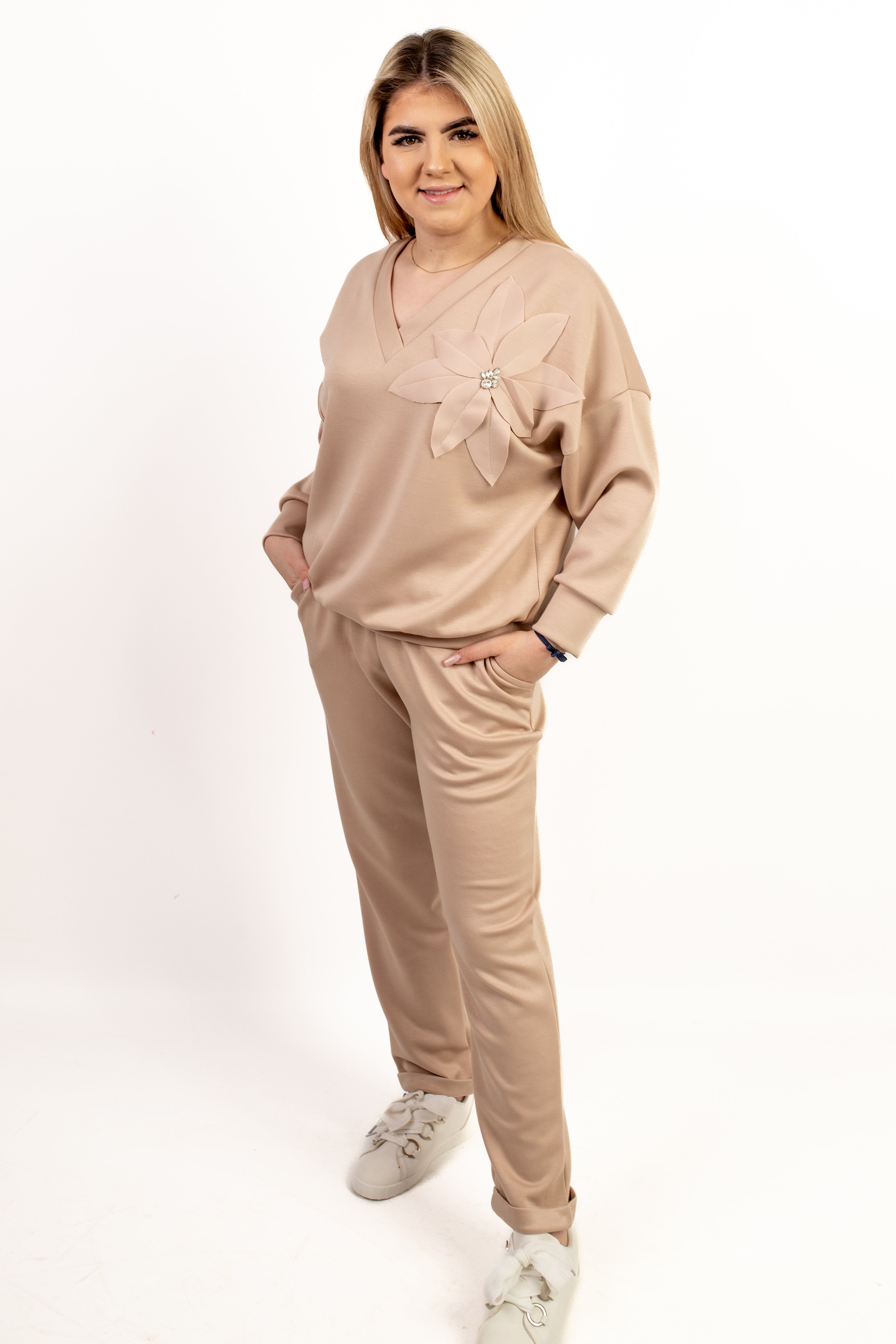 Elegancko-sportowy kobiecy dres Beż