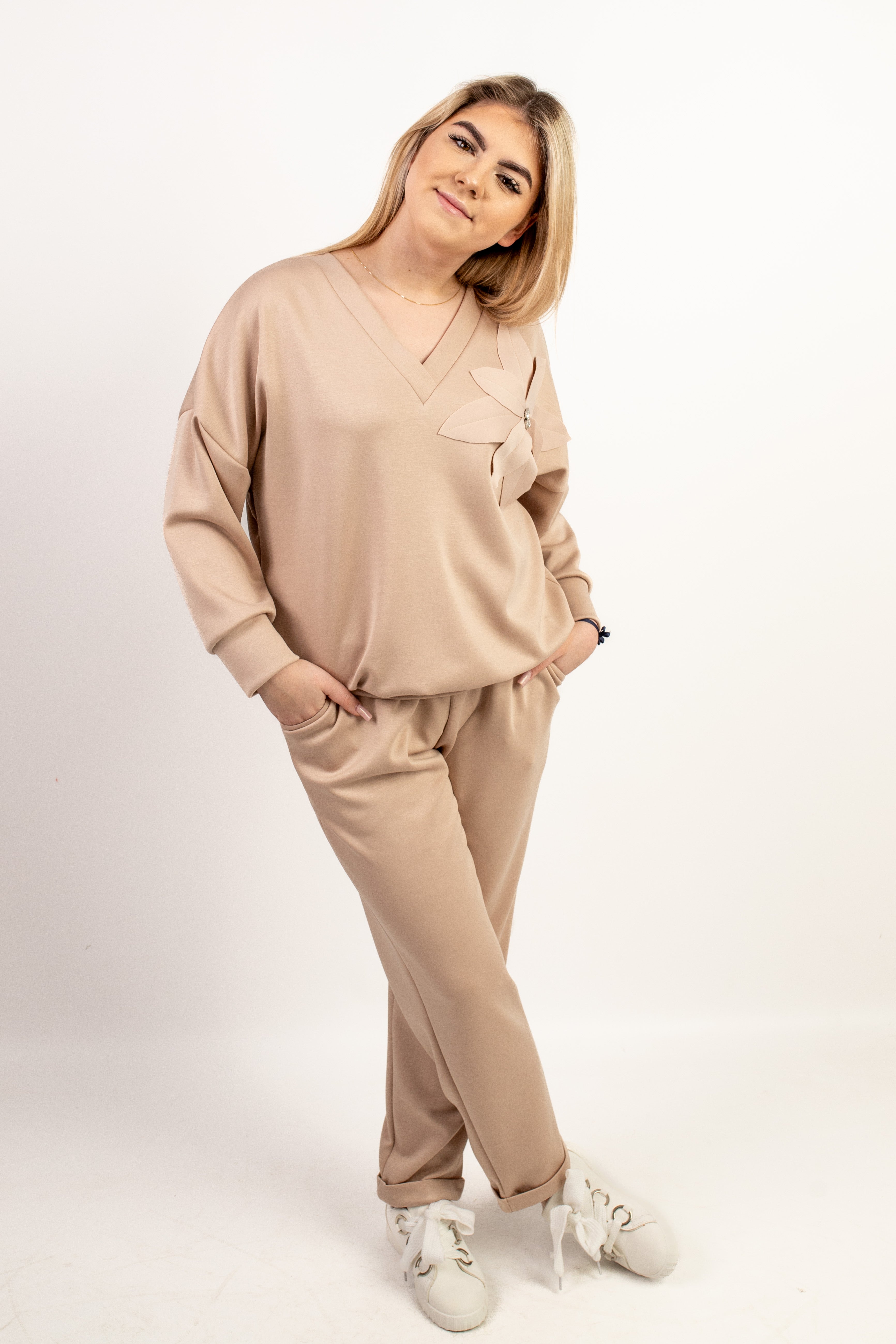 Elegancko-sportowy kobiecy dres Beż