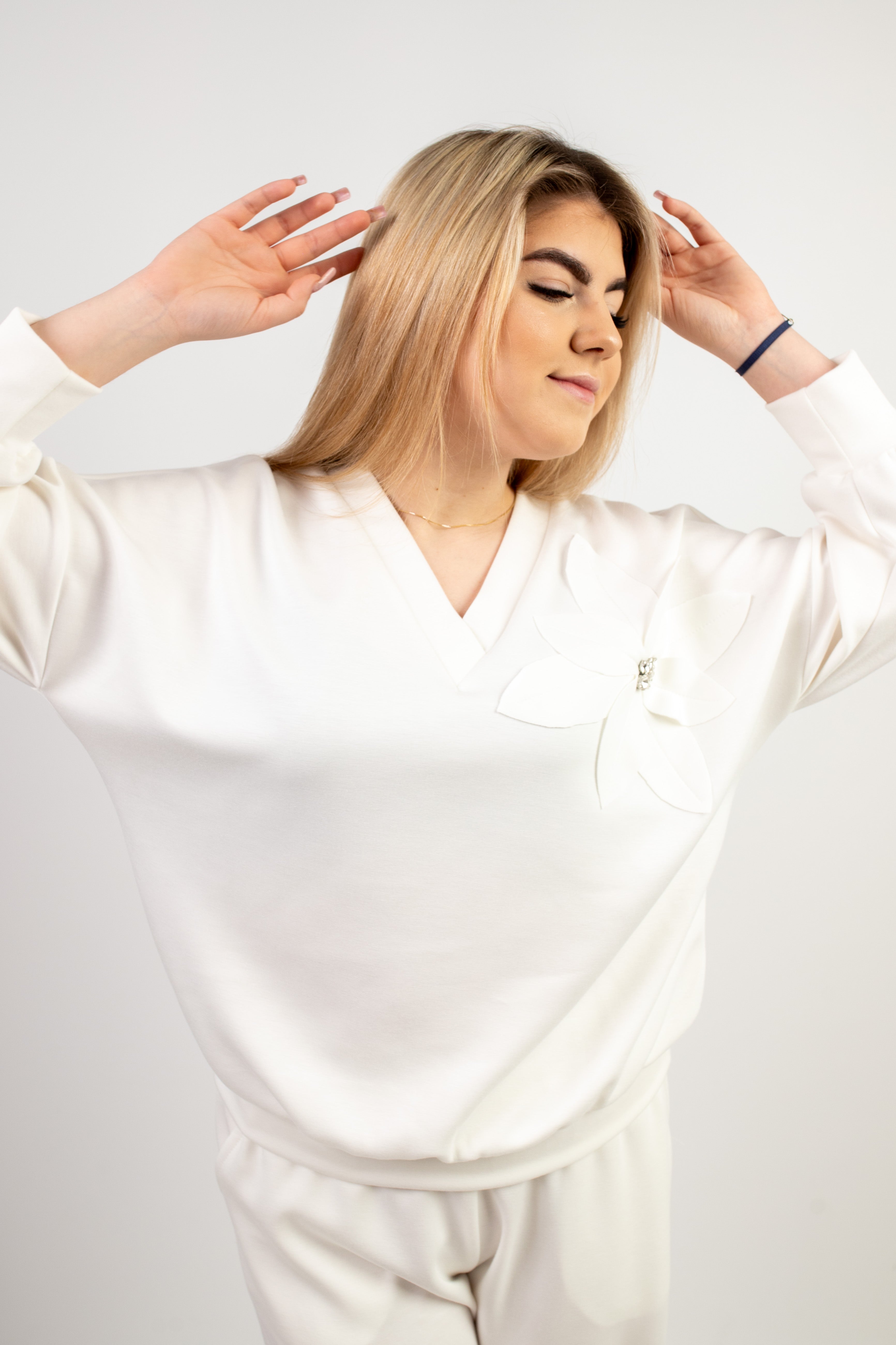 Elegancka bluza z dekoracyjną aplikacją Krem