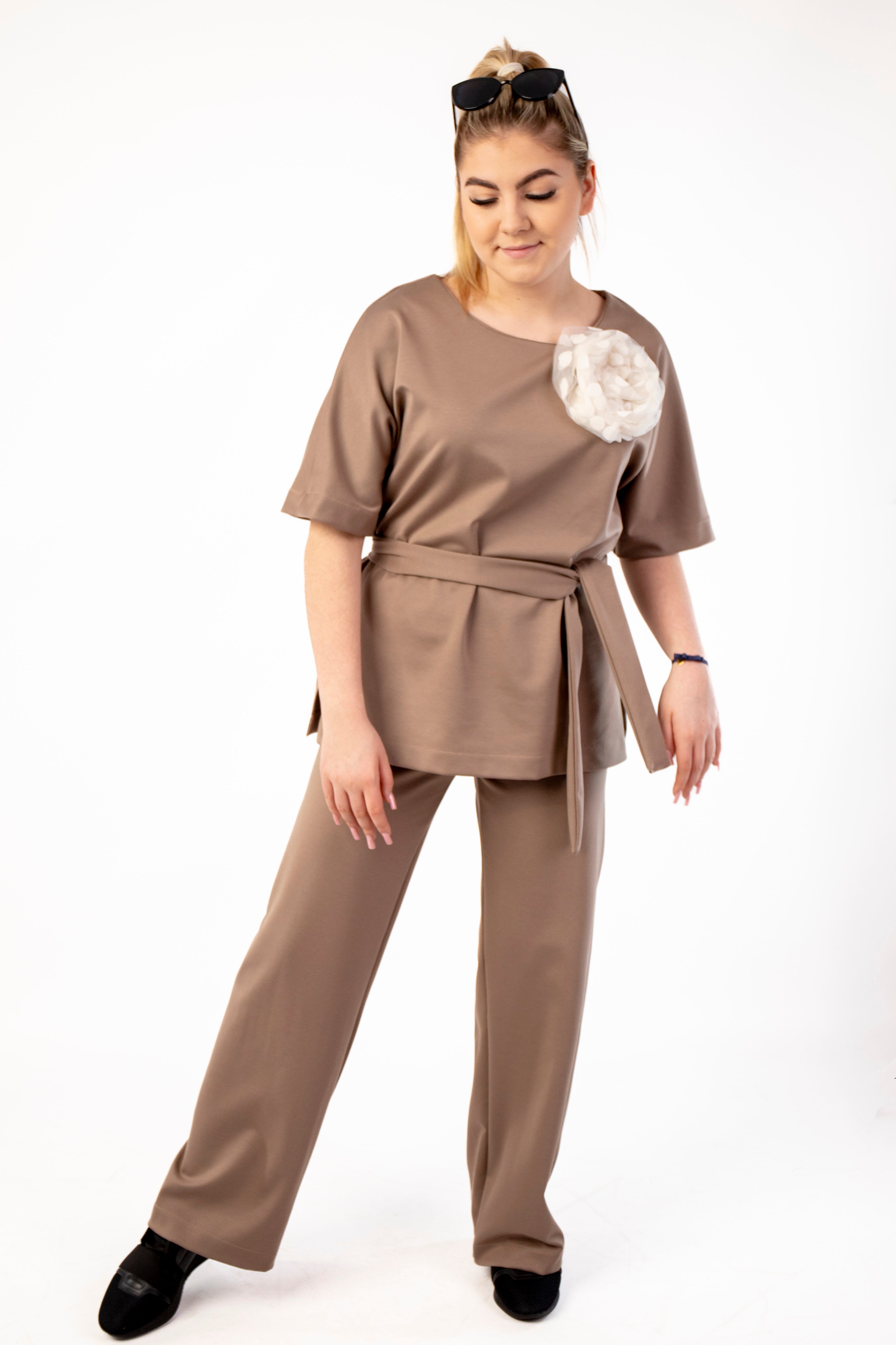 Eleganckie komplet damski z różą Cappucino