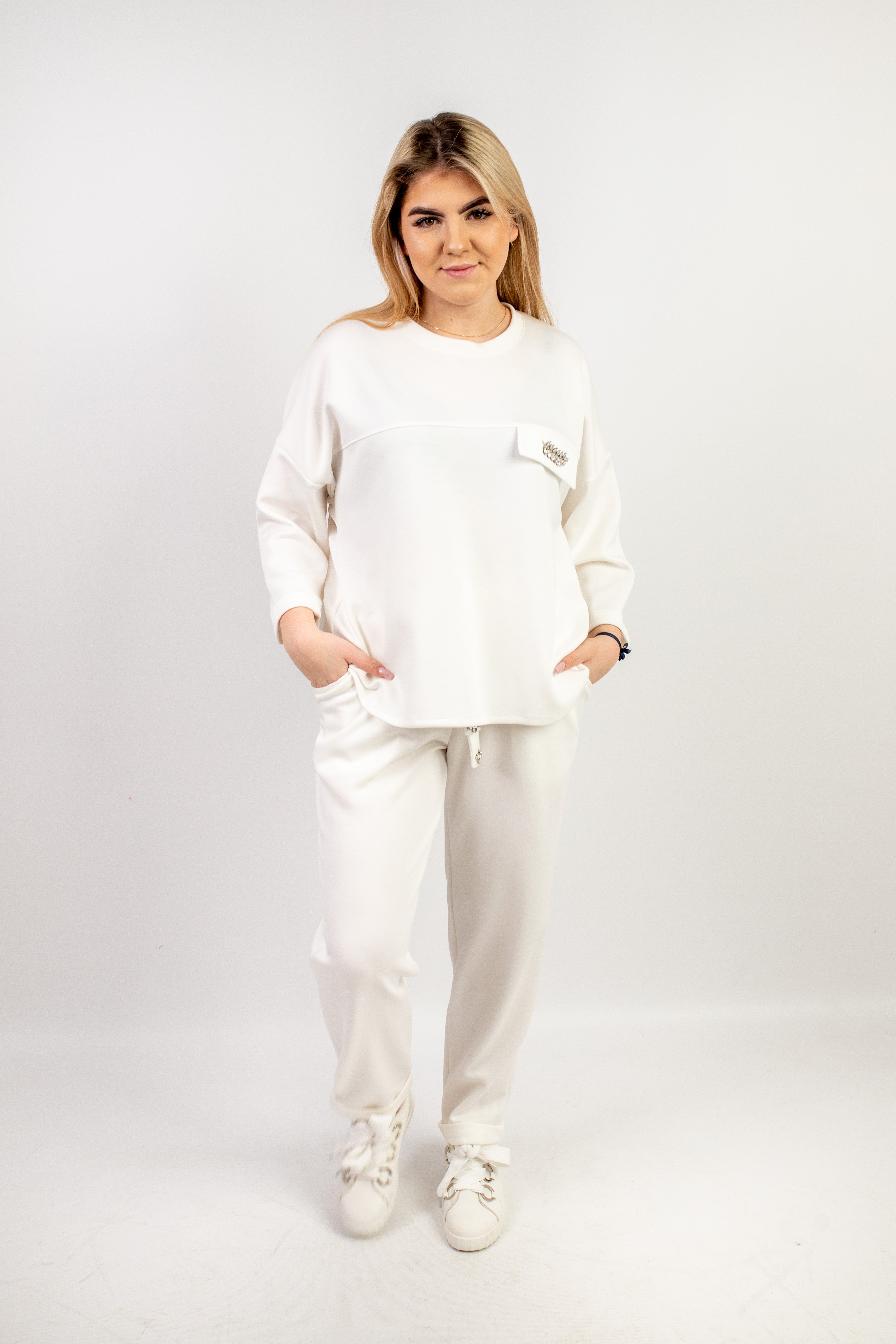 Stylowy komplet dresowy z ozdobnym detalem Krem