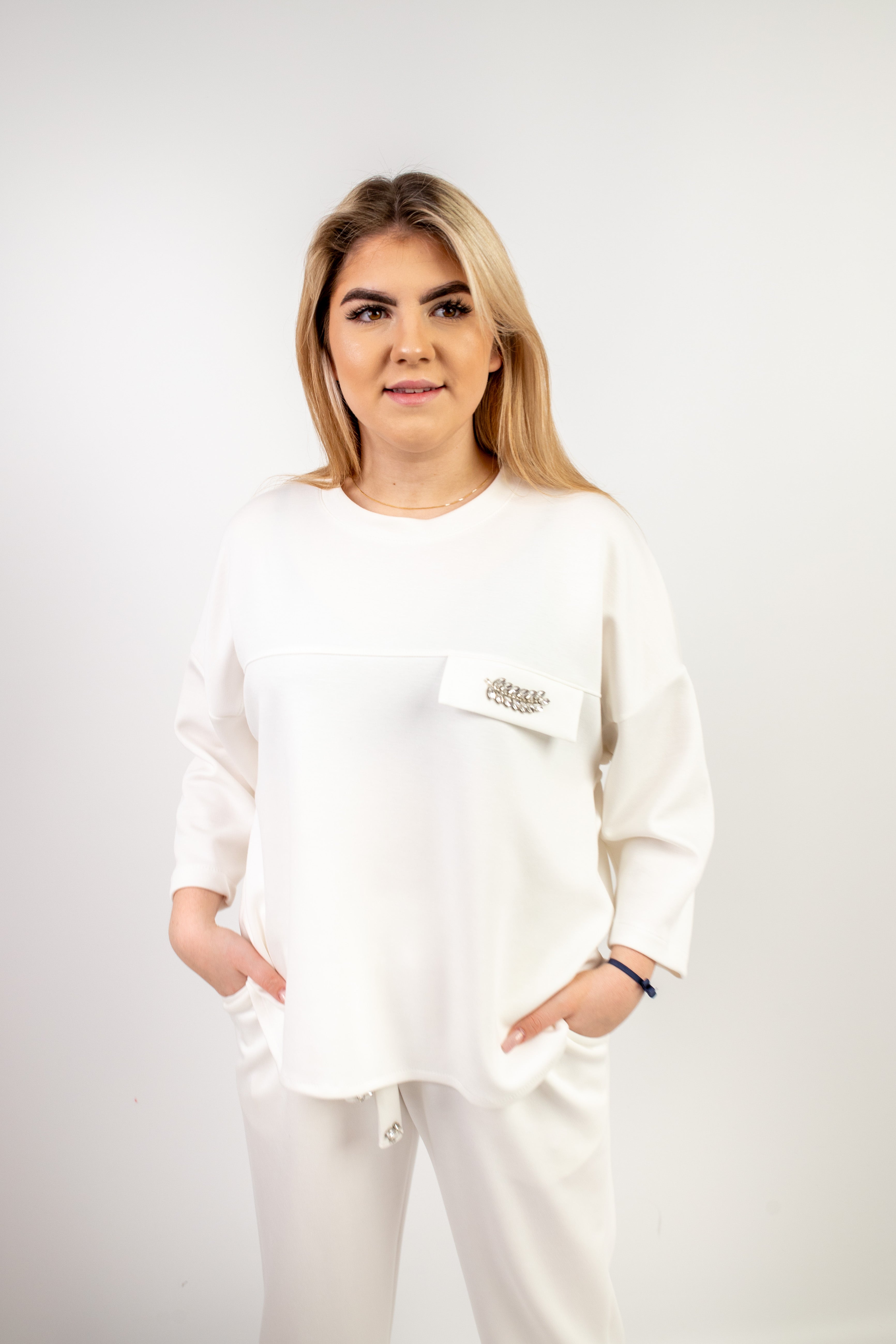 Kobieca bluza z ozdobnym detalem Krem