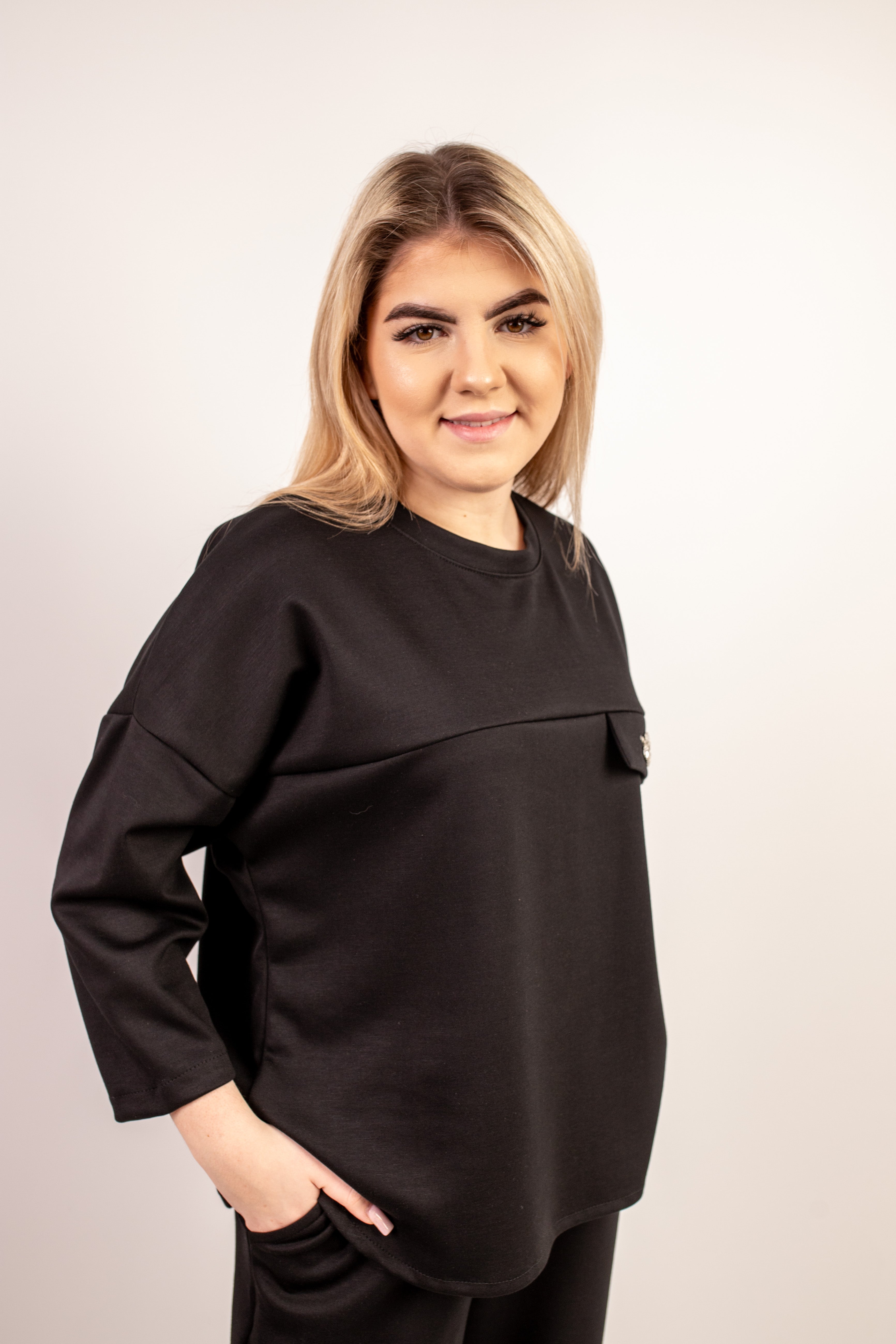 Kobieca bluza z ozdobnym detalem Czarny