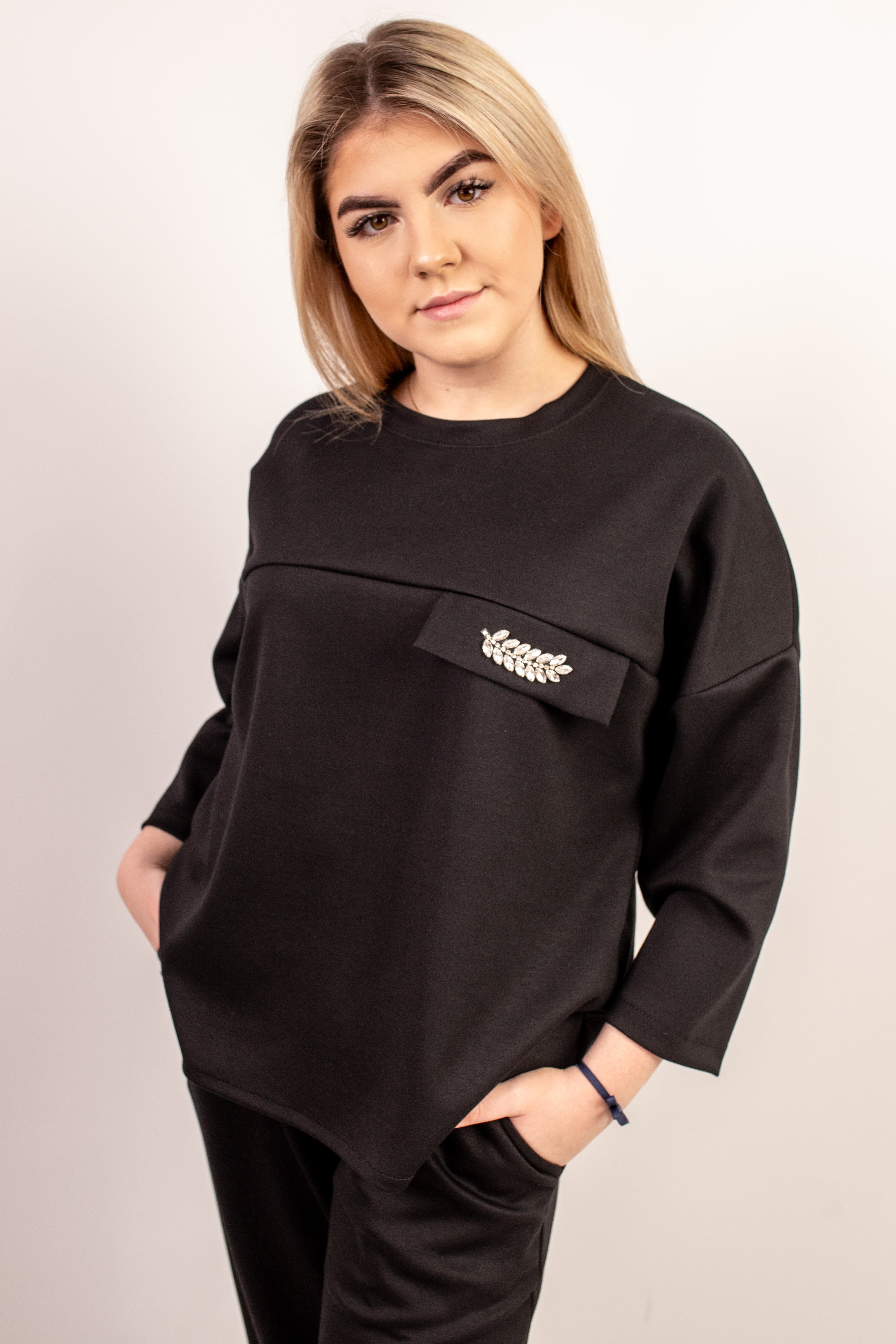 Kobieca bluza z ozdobnym detalem Czarny