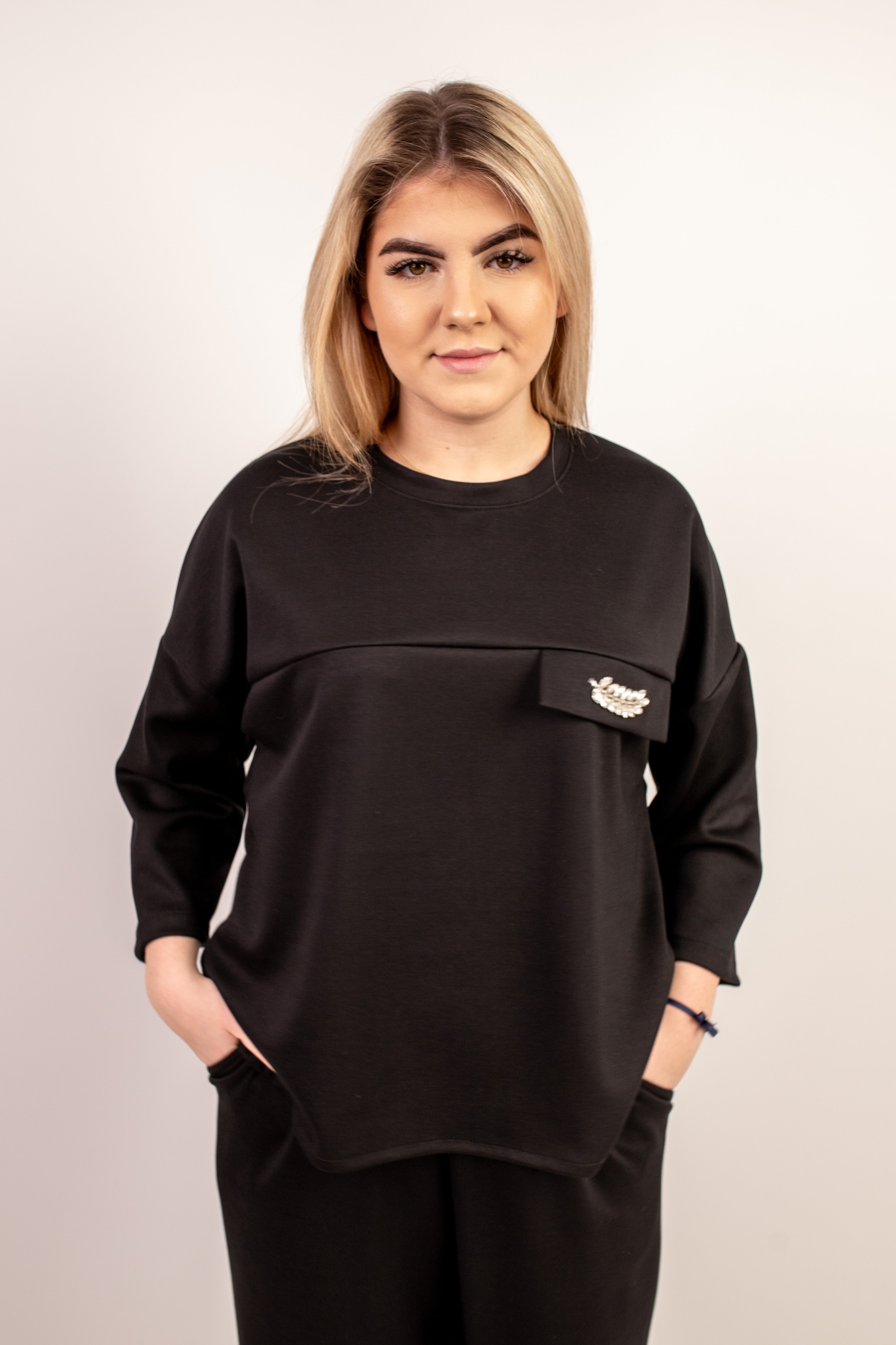 Kobieca bluza z ozdobnym detalem Czarny