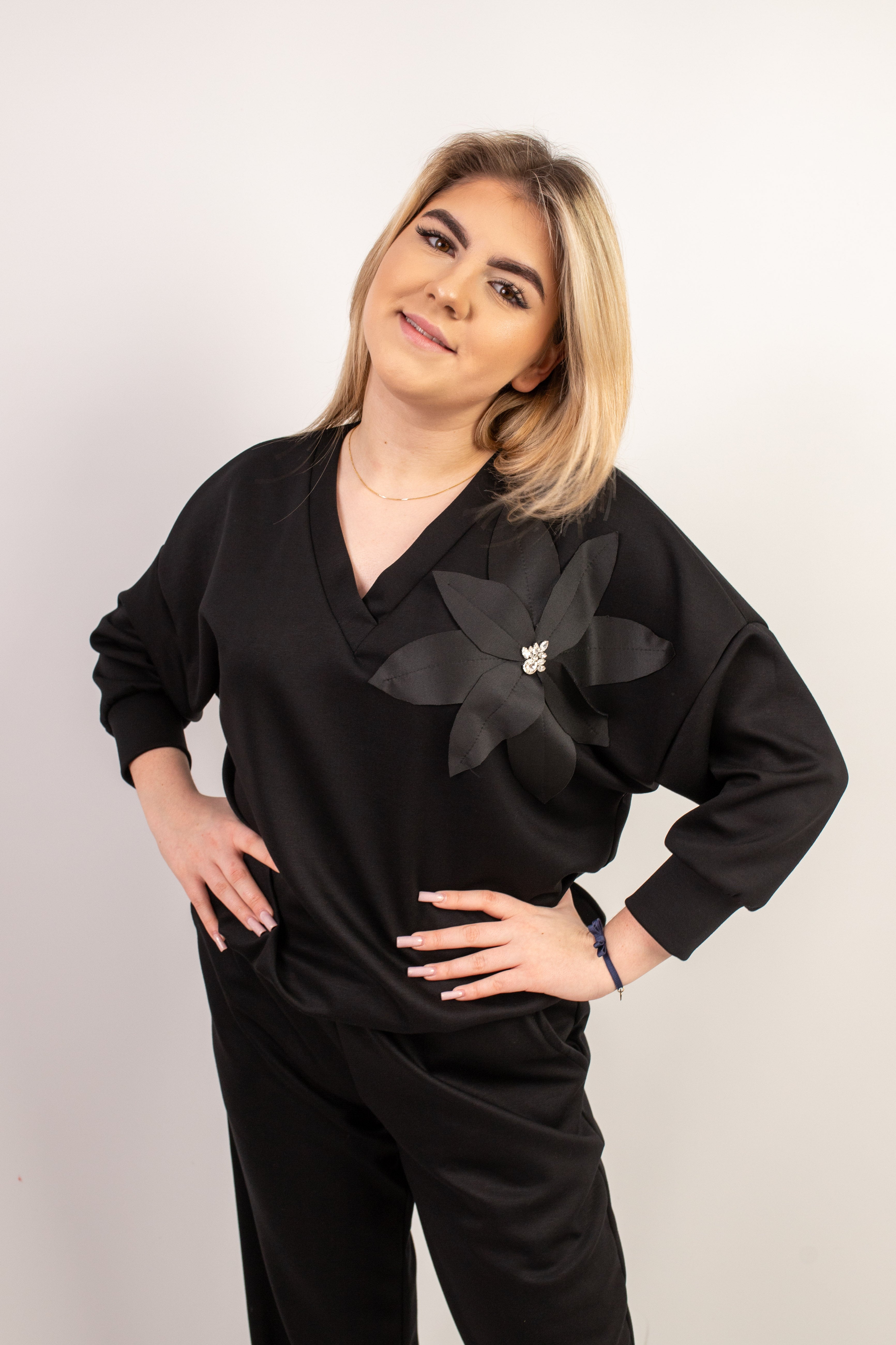 Elegancka bluza z dekoracyjną aplikacją Czarny