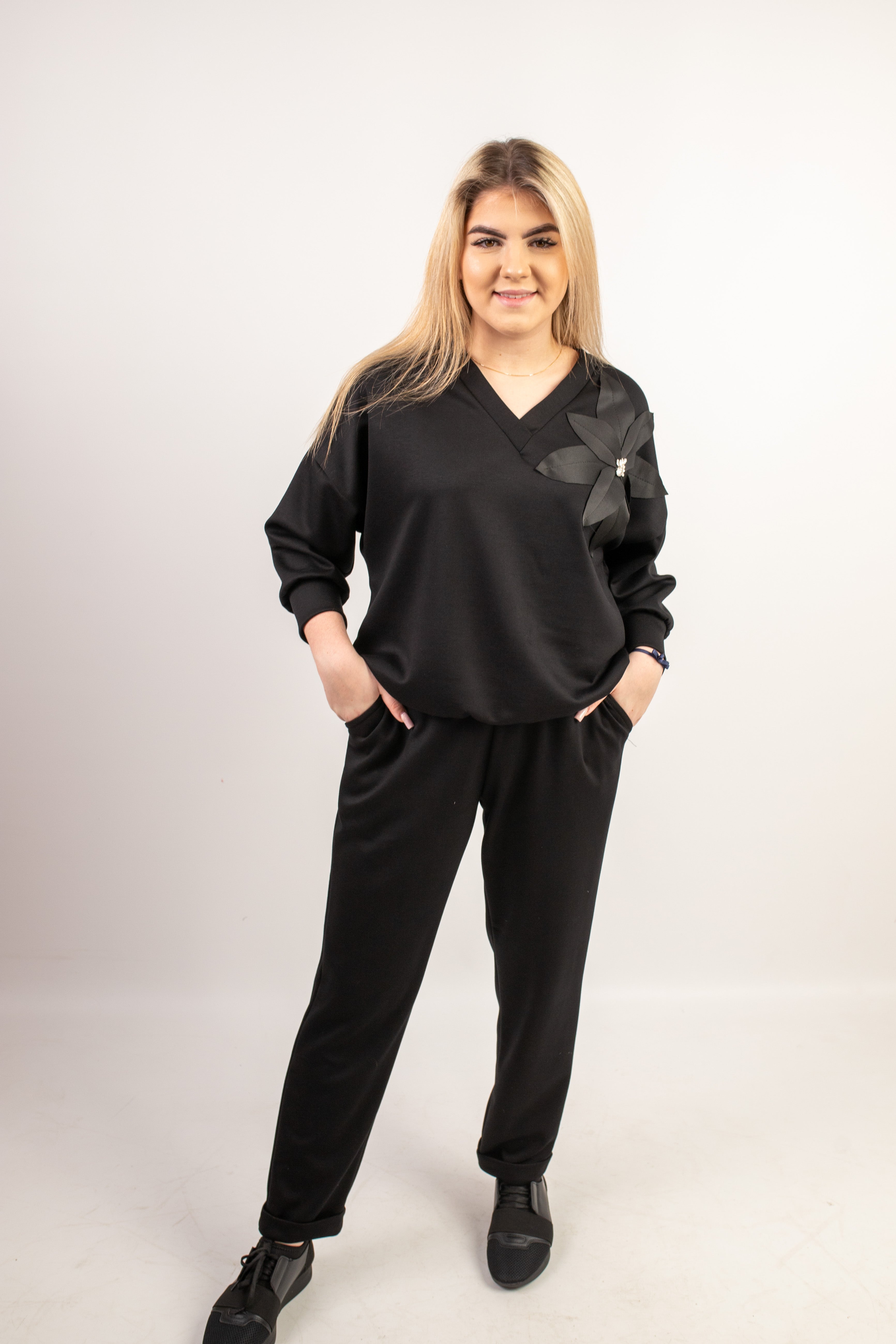Elegancko-sportowy kobiecy dres Czarny