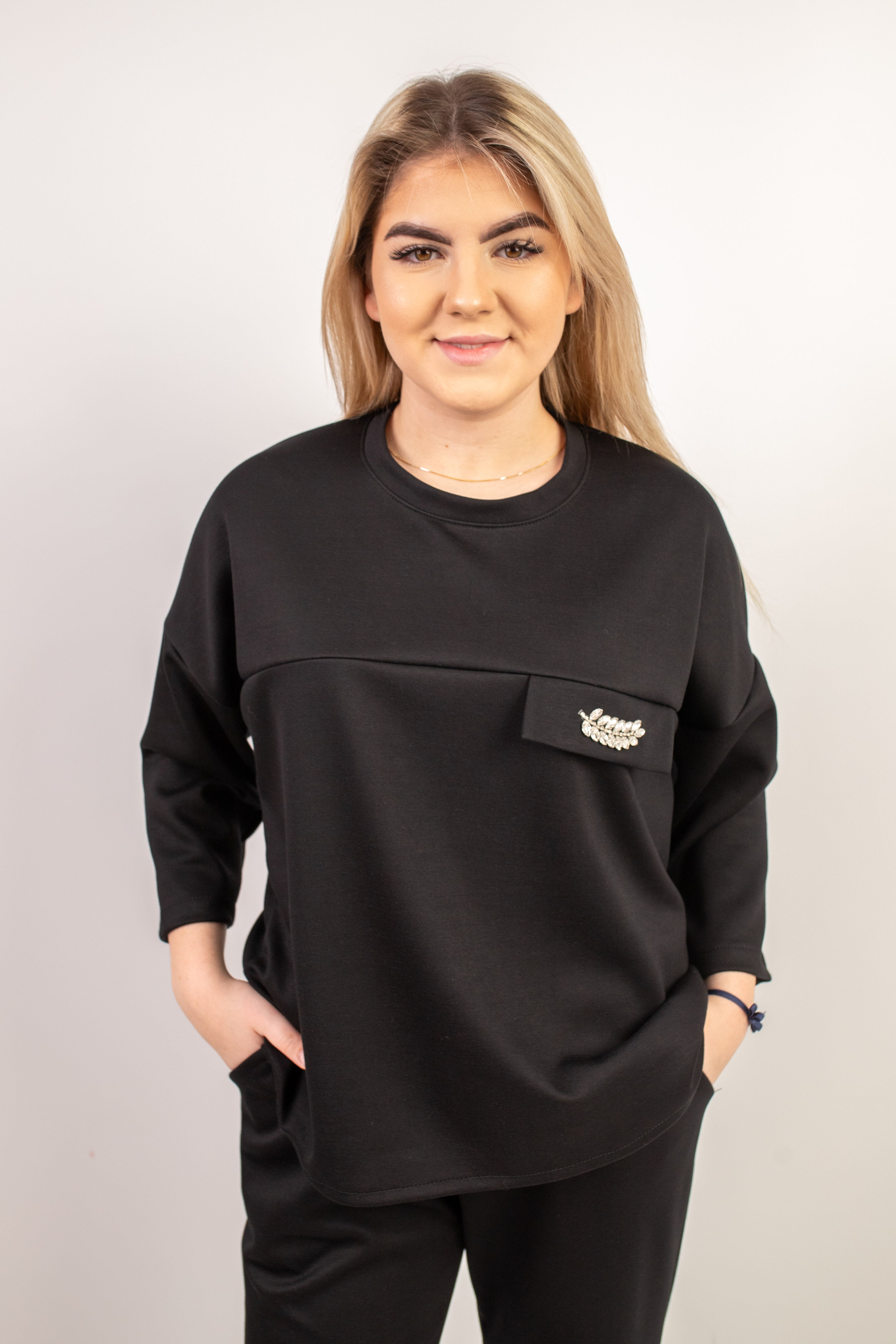 Stylowy komplet dresowy z ozdobnym detalem Czarny