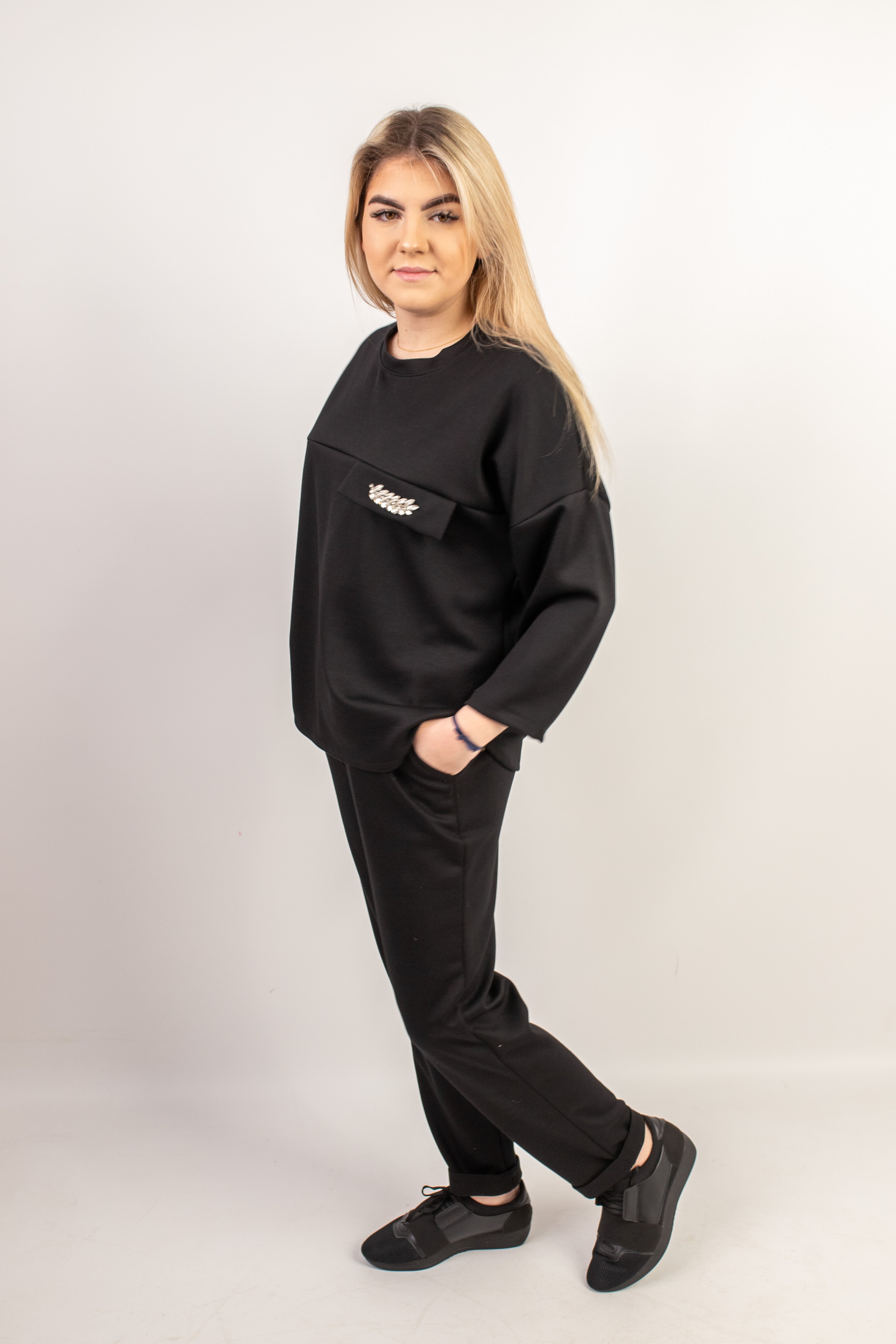 Stylowy komplet dresowy z ozdobnym detalem Czarny