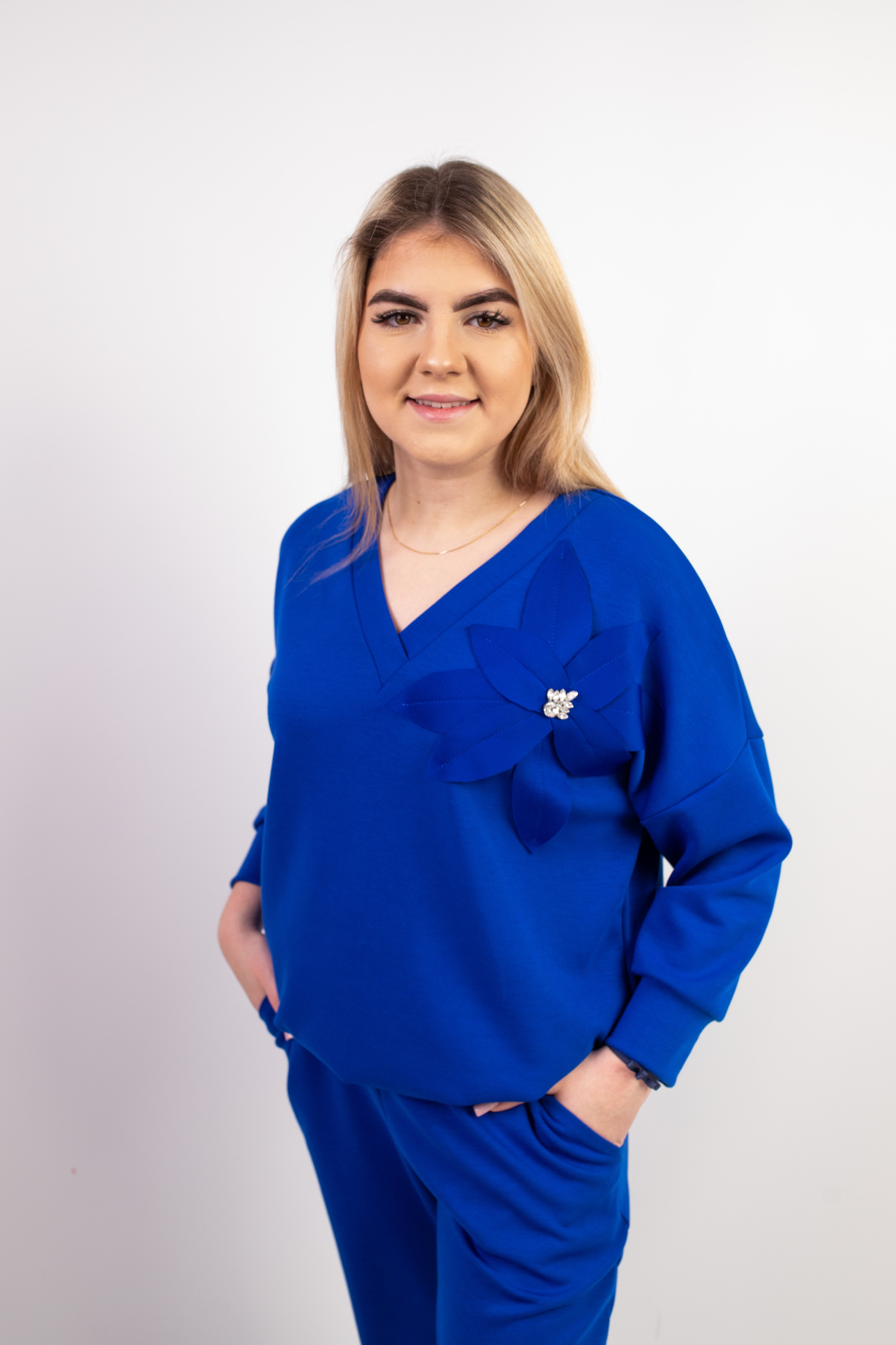 Elegancka bluza z dekoracyjną aplikacją Chaber
