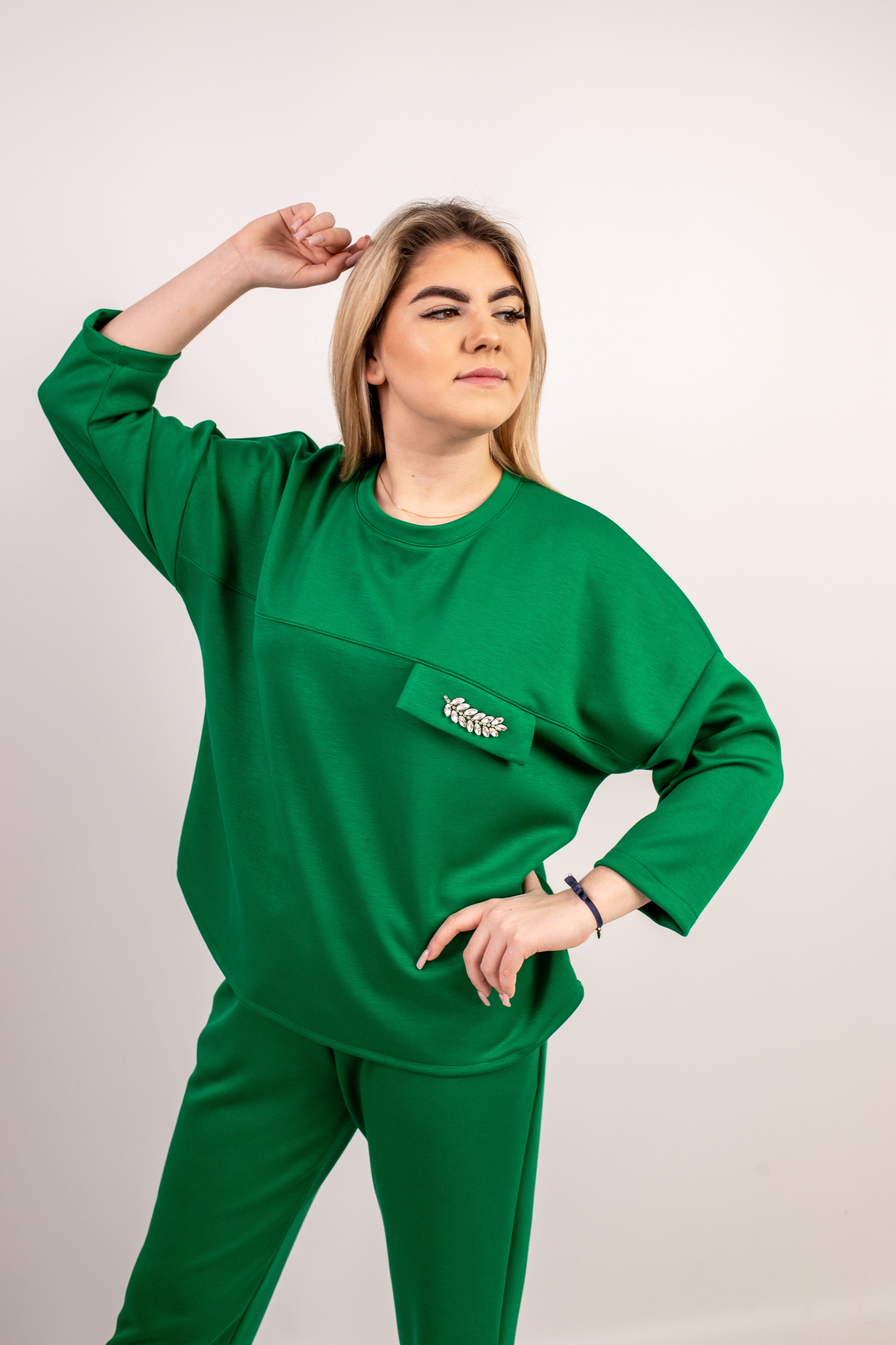 Stylowy komplet dresowy z ozdobnym detalem Zielony