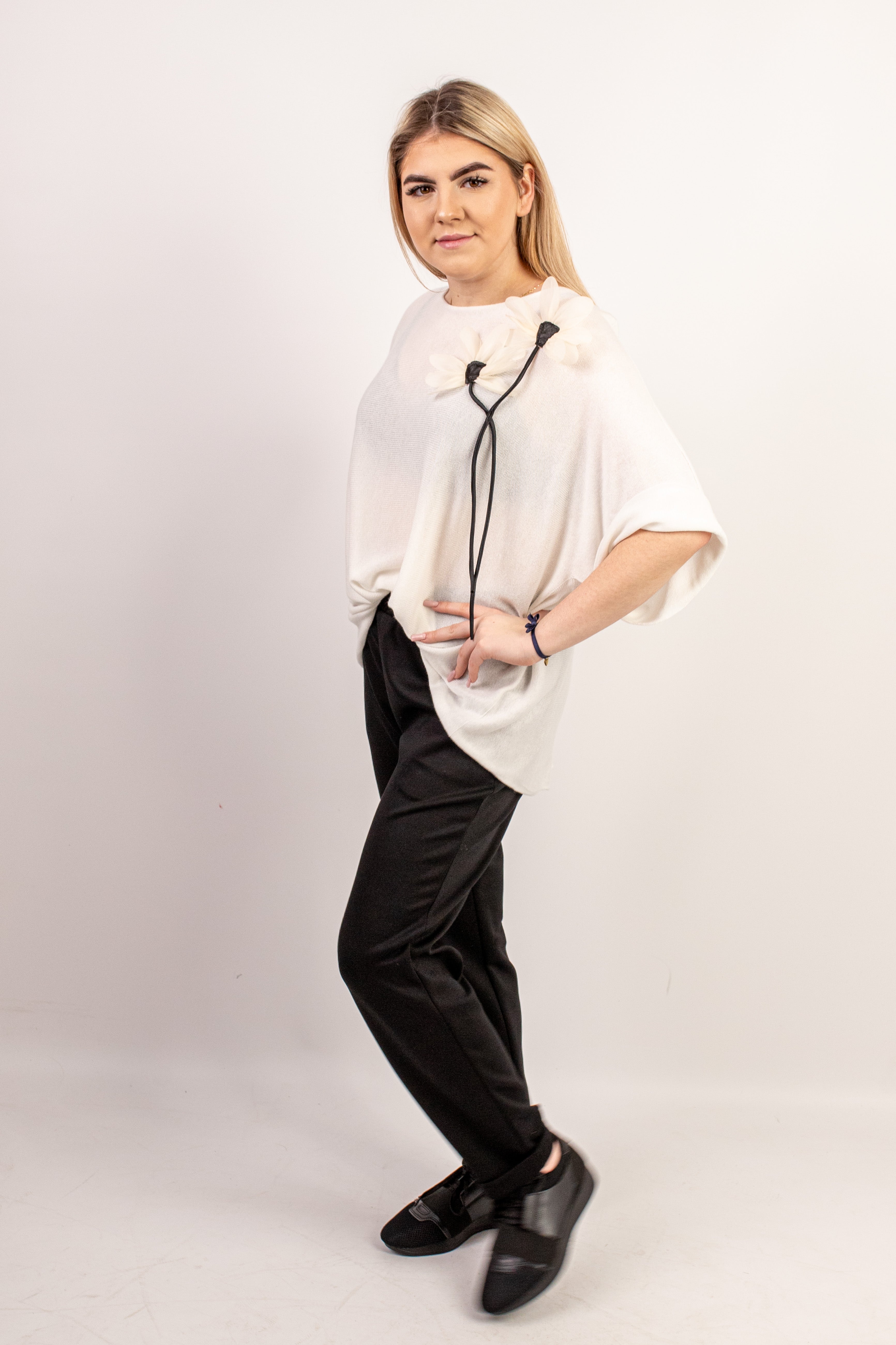 Włoski elegancki oversize’owy sweter z ozdobnym kwiatem Krem