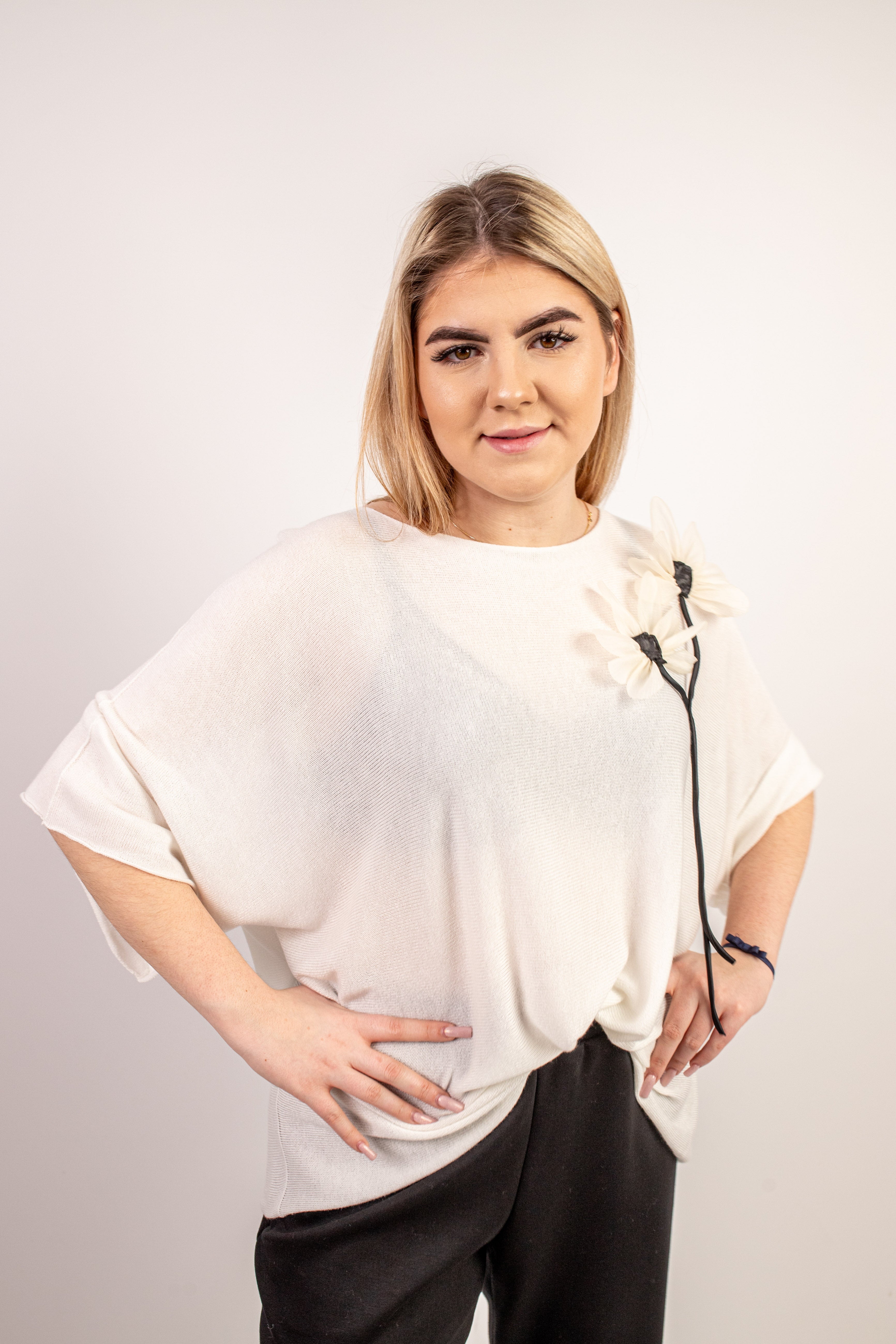 Włoski elegancki oversize’owy sweter z ozdobnym kwiatem Krem