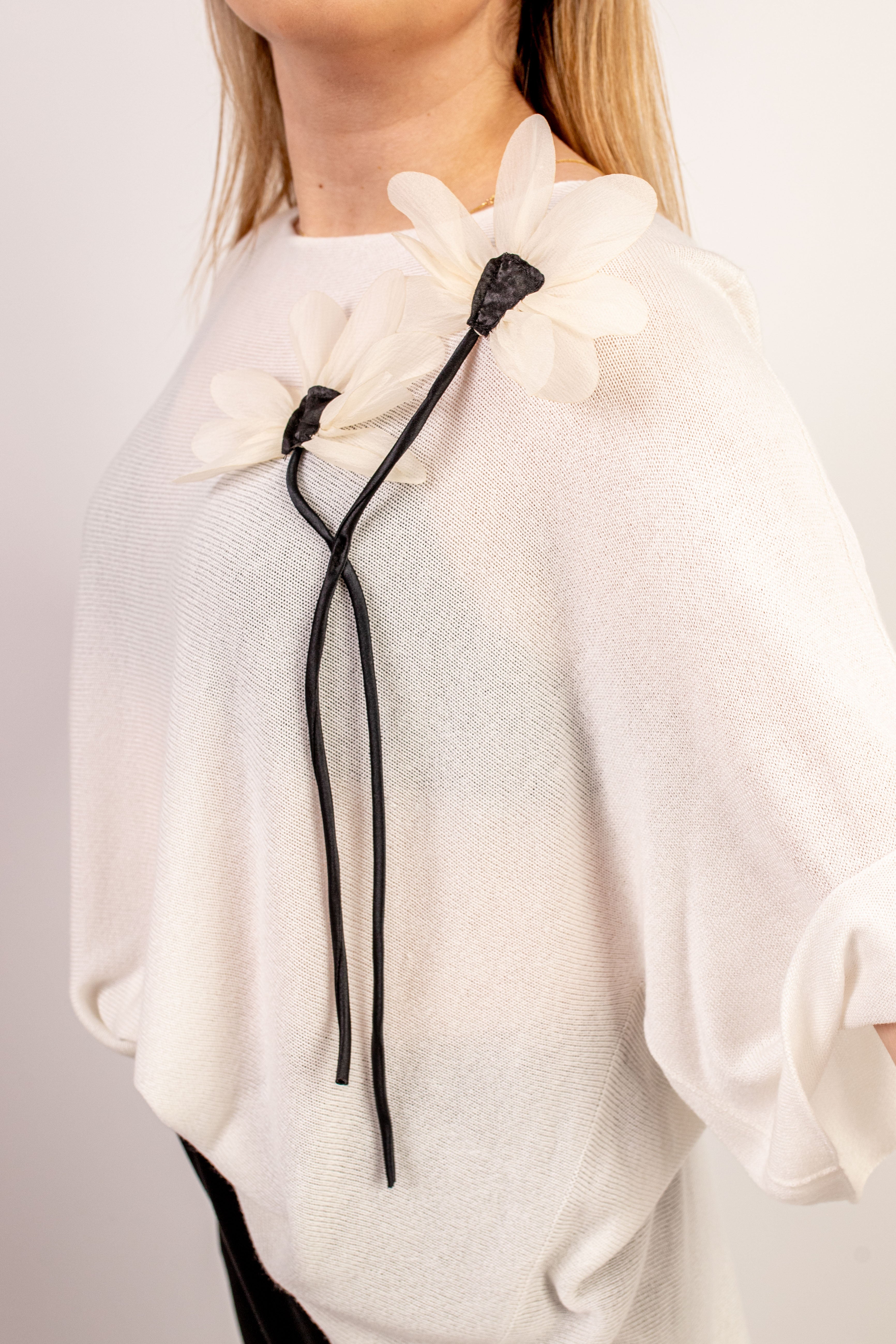 Włoski elegancki oversize’owy sweter z ozdobnym kwiatem Krem