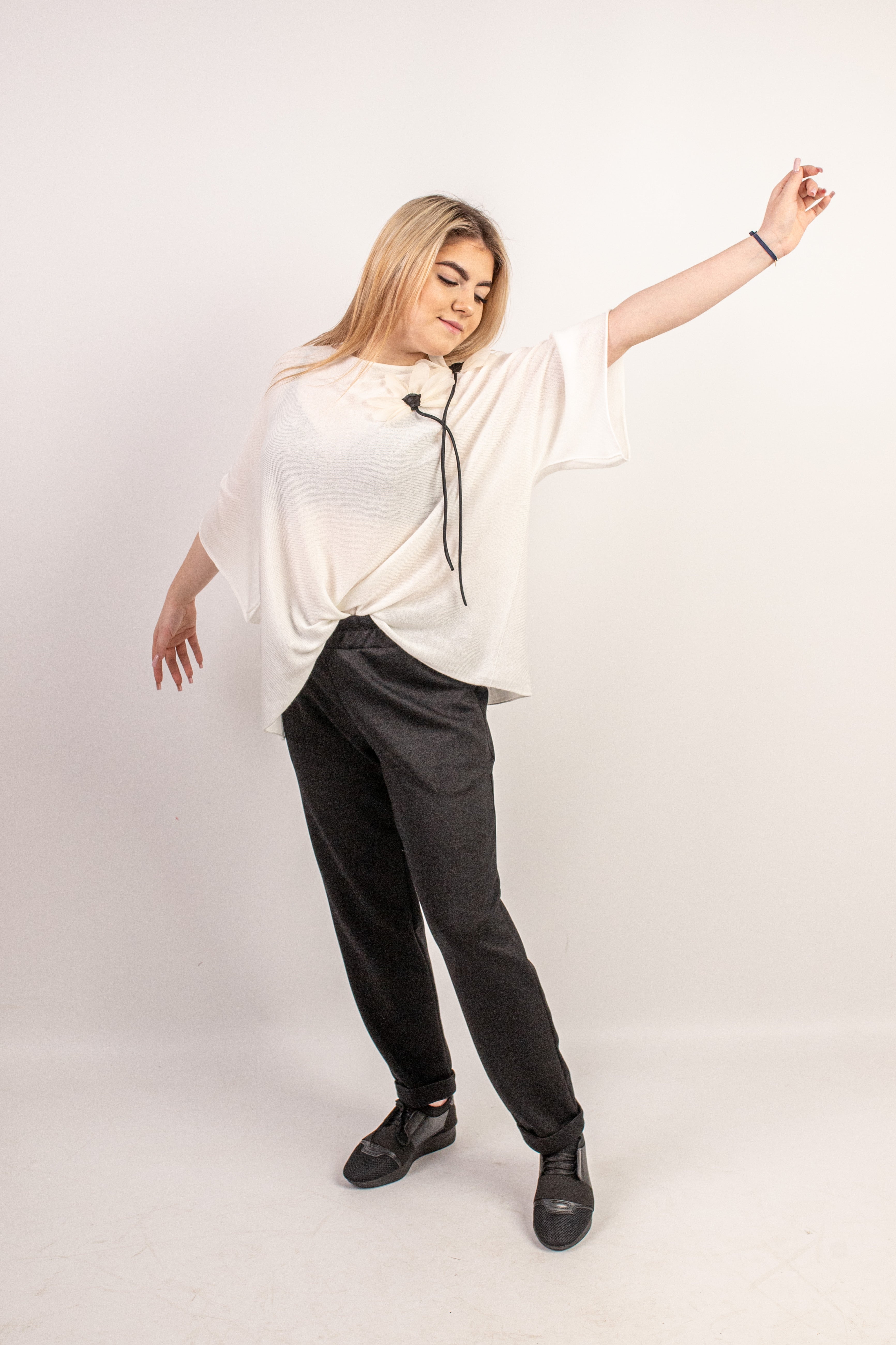 Włoski elegancki oversize’owy sweter z ozdobnym kwiatem Krem