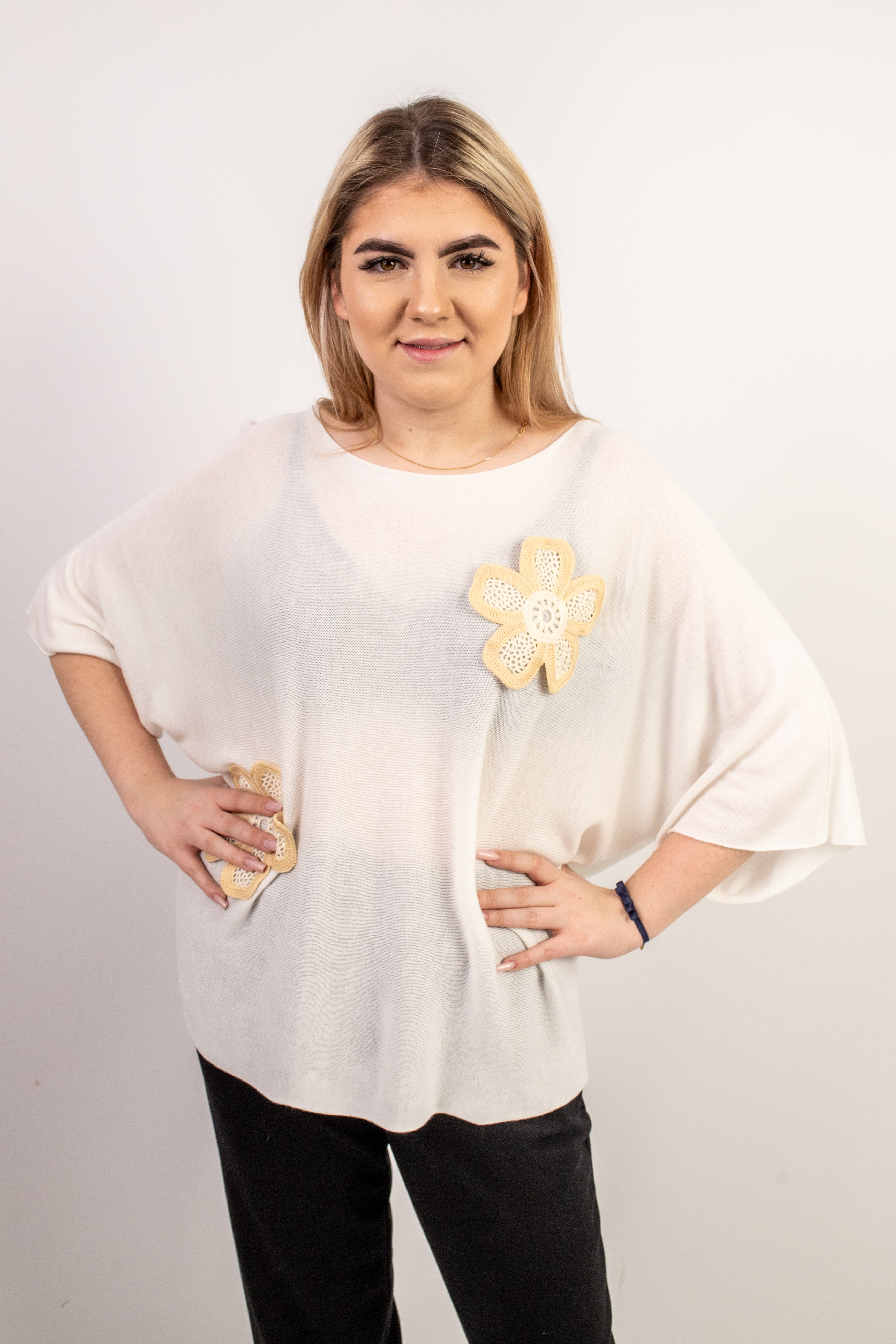 WłoskI lekki sweter oversize z kwiatowymi aplikacjami Krem