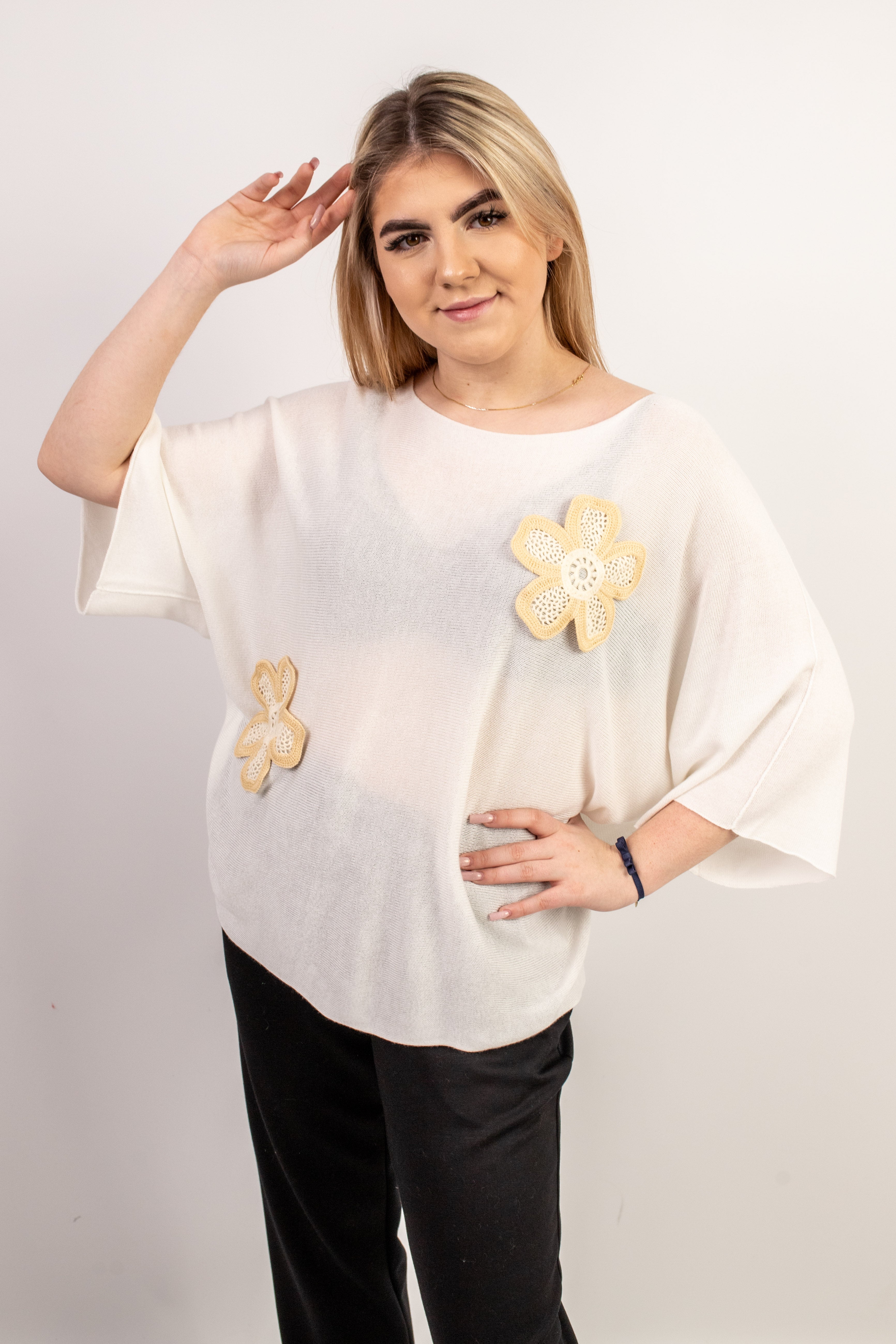 WłoskI lekki sweter oversize z kwiatowymi aplikacjami Krem