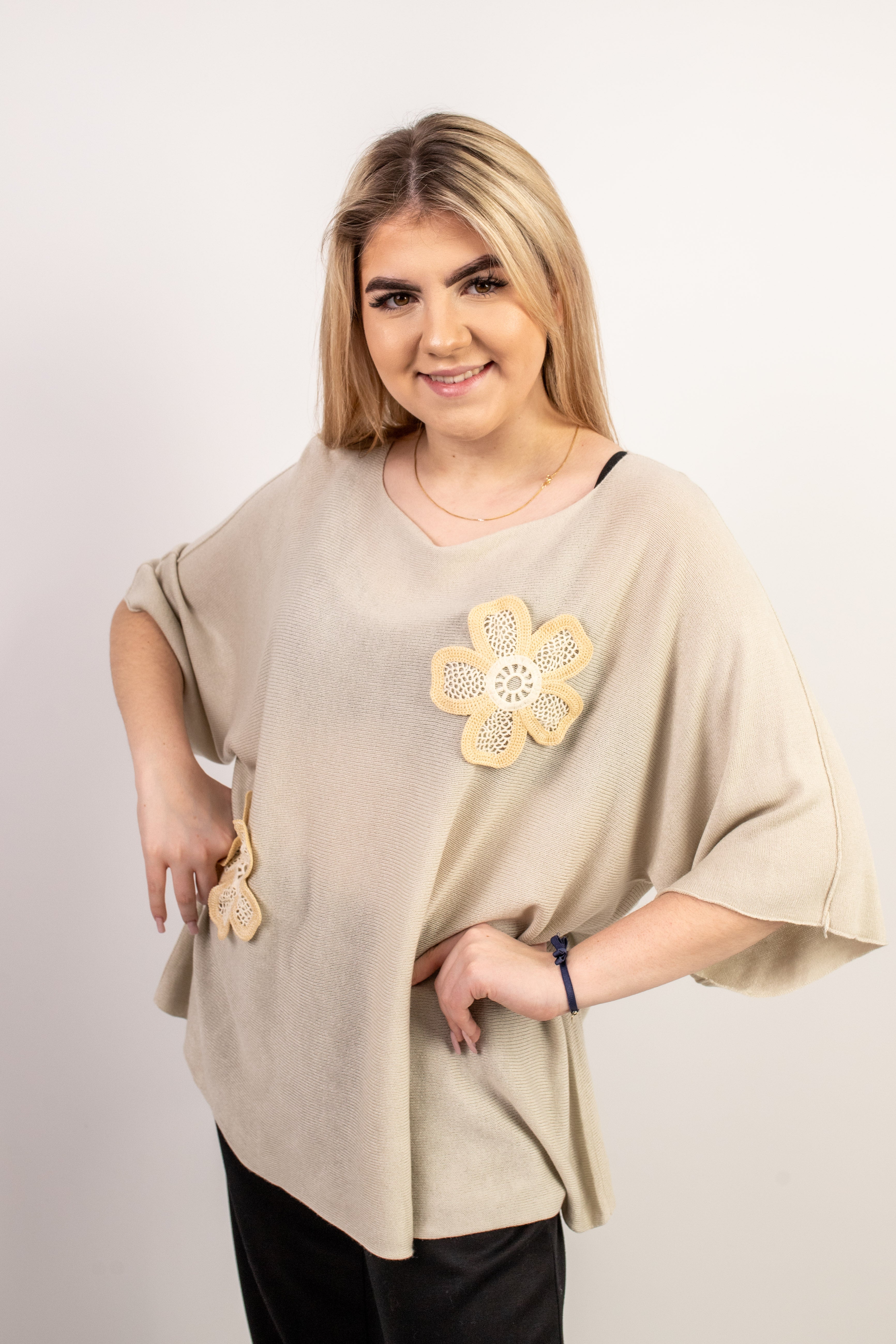 Włoski lekki sweter oversize z kwiatowymi aplikacjami Beż