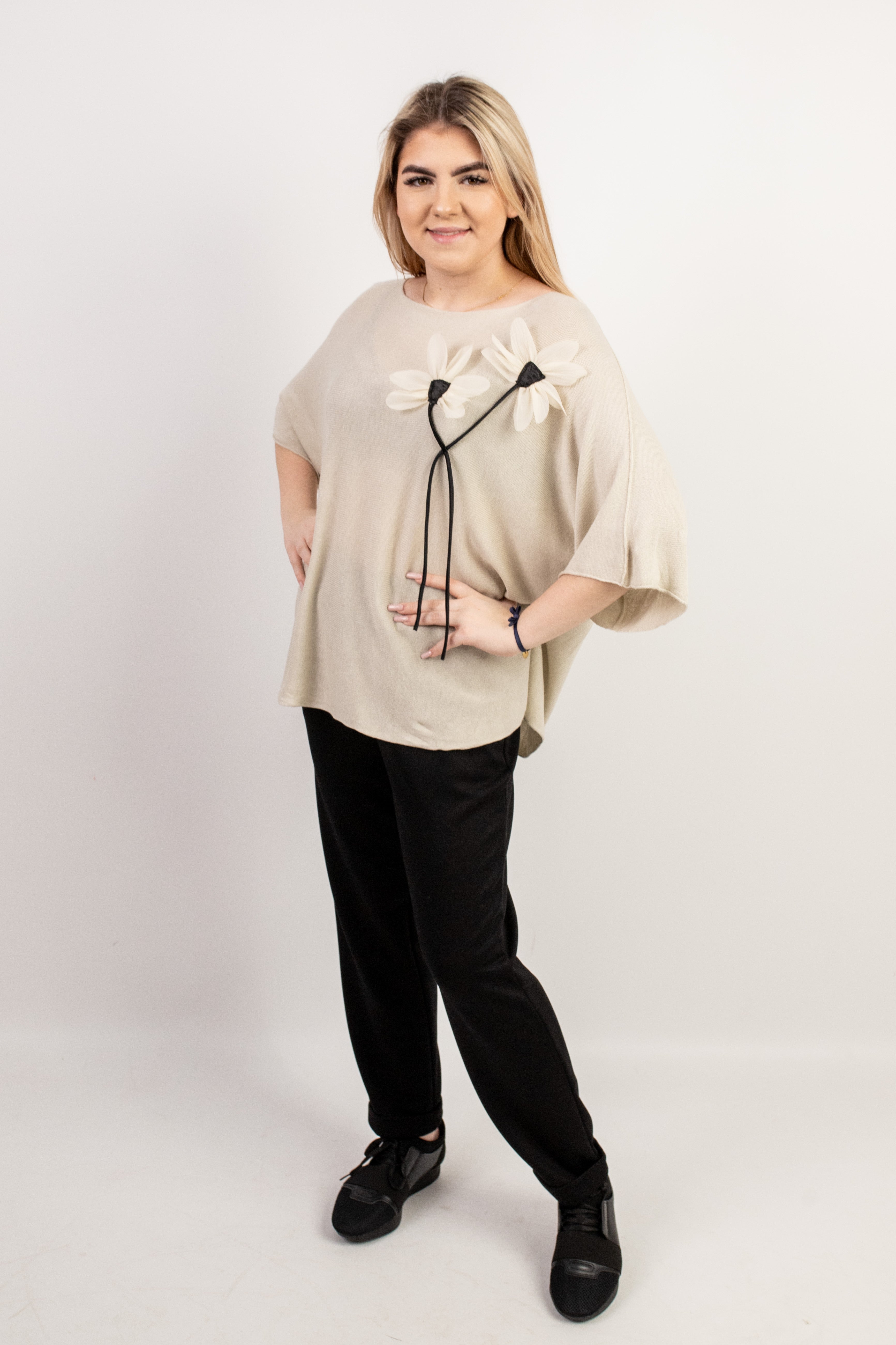 Włoski elegancki oversize’owy sweter z ozdobnym kwiatem Beż