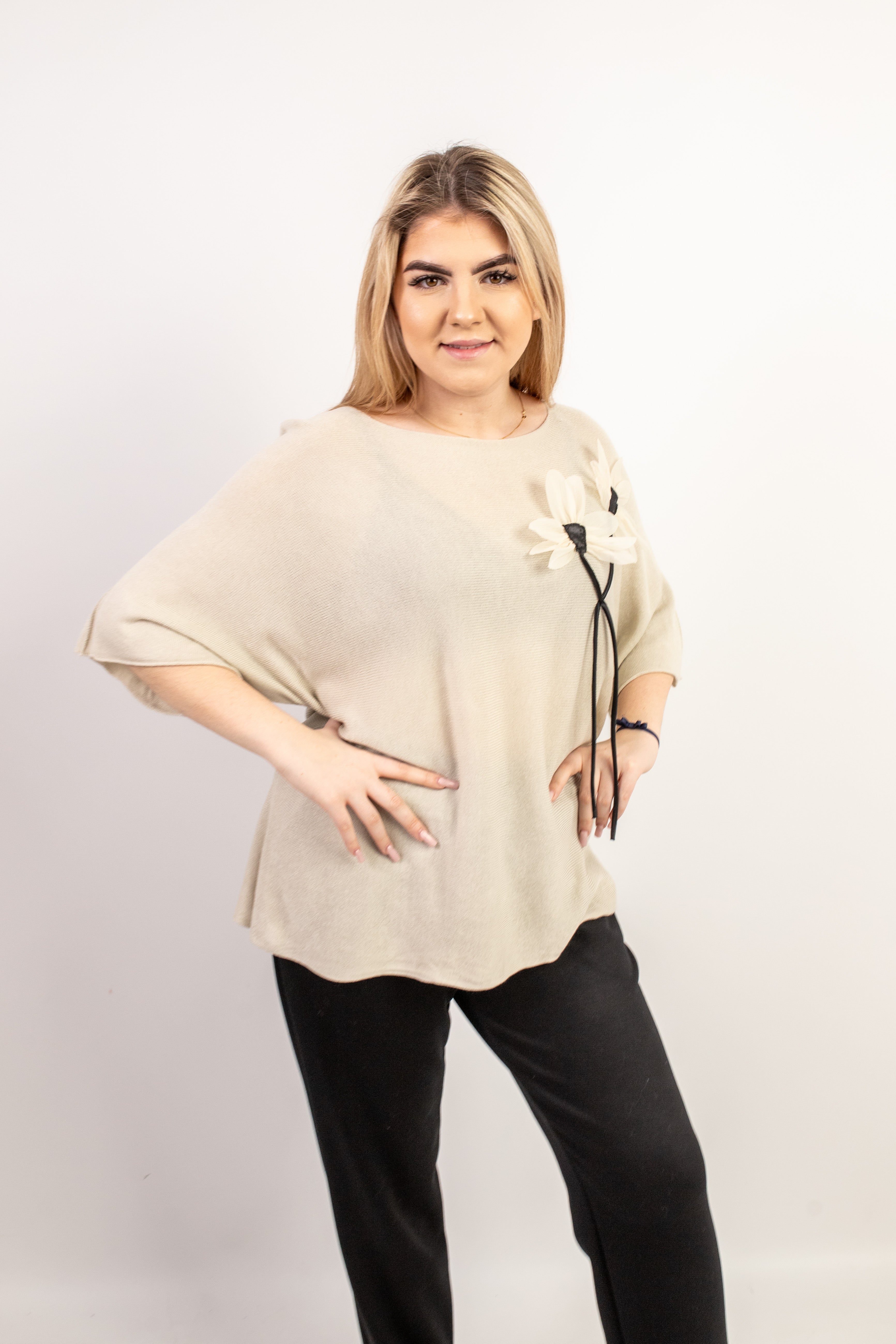Włoski elegancki oversize’owy sweter z ozdobnym kwiatem Beż