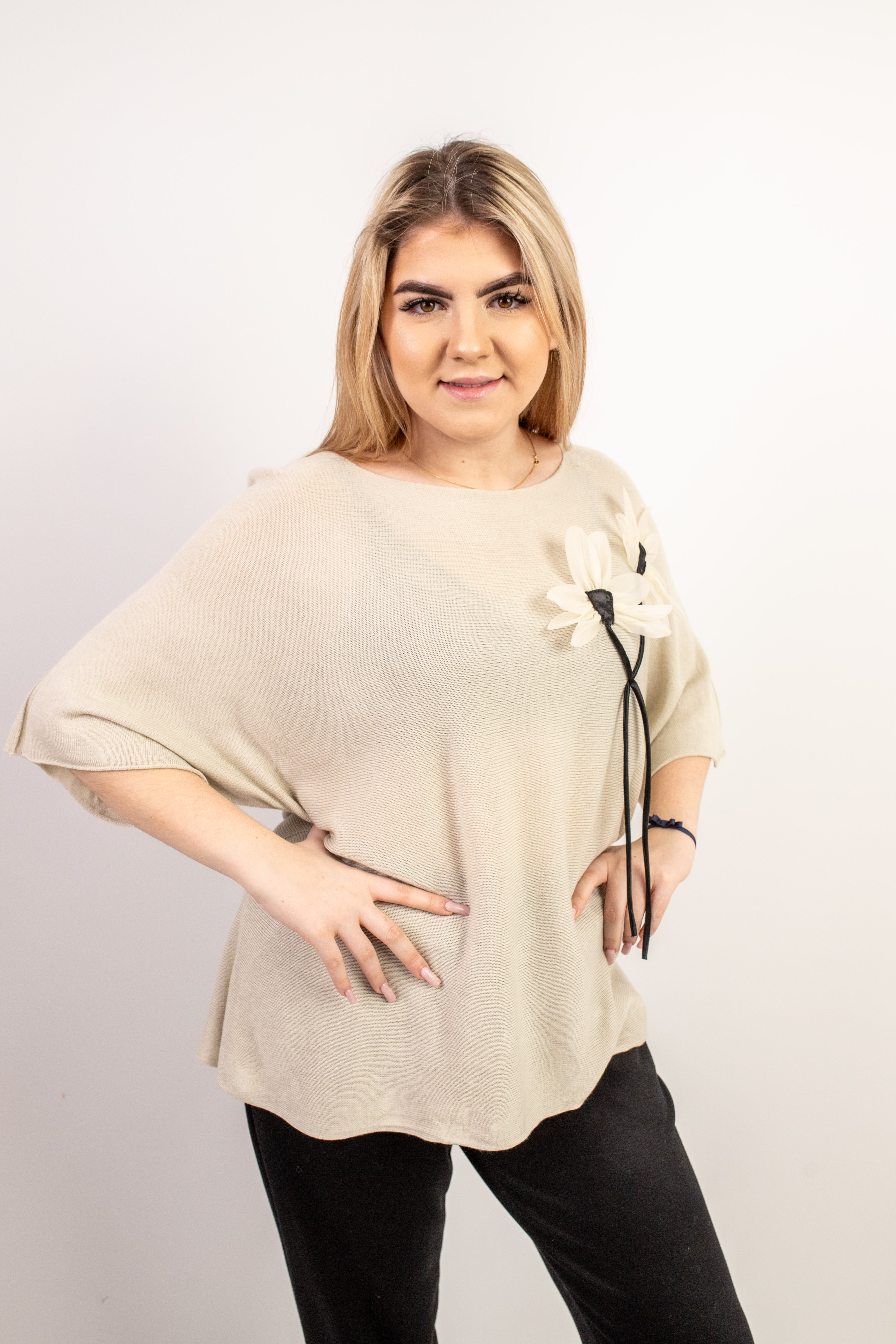 Włoski elegancki oversize’owy sweter z ozdobnym kwiatem Beż