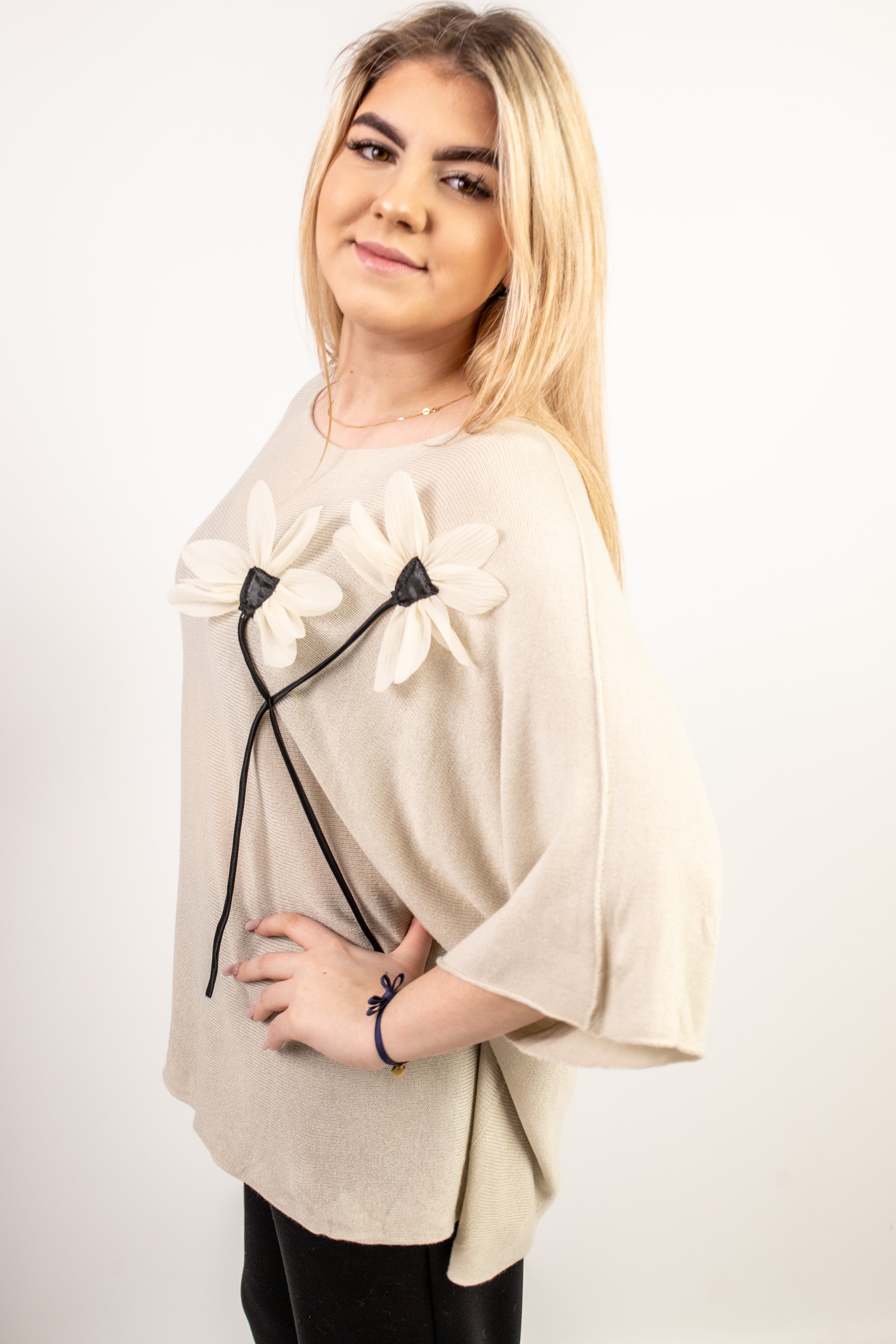 Włoski elegancki oversize’owy sweter z ozdobnym kwiatem Beż