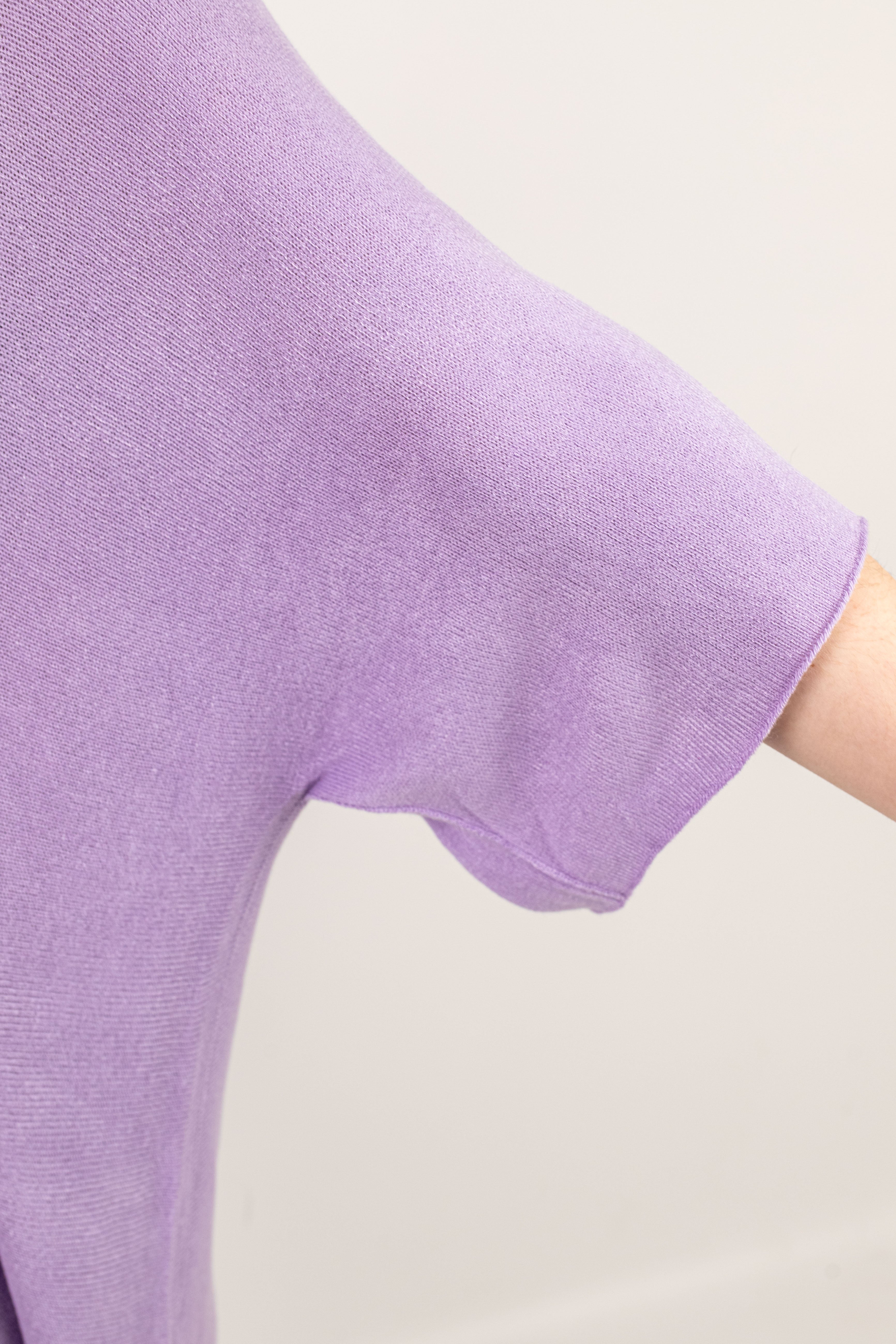 Włoski lekki sweter oversize z kwiatowymi aplikacjami Fiolet