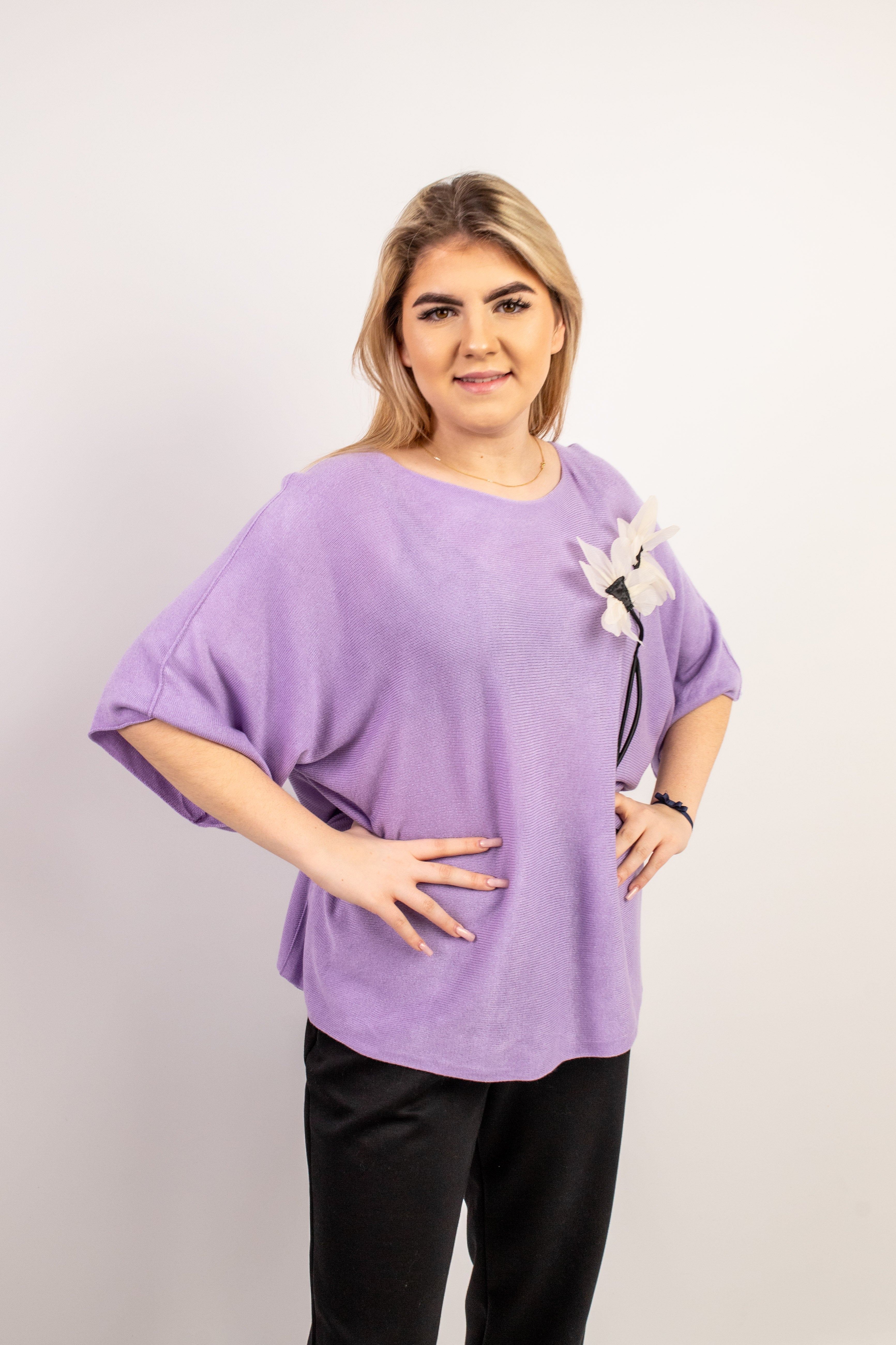 Włoski elegancki oversize’owy sweter z ozdobnym kwiatem Fiolet
