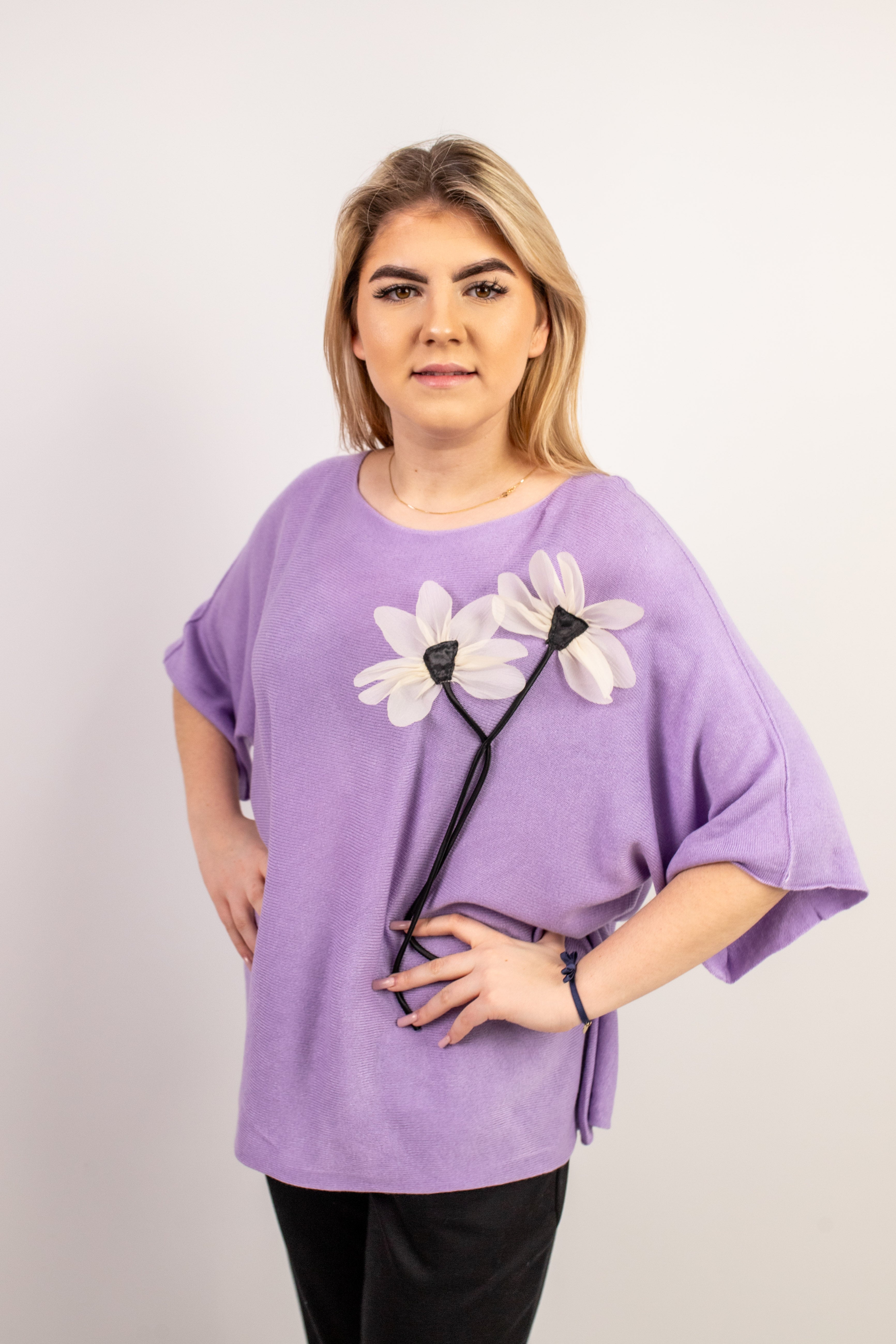 Włoski elegancki oversize’owy sweter z ozdobnym kwiatem Fiolet