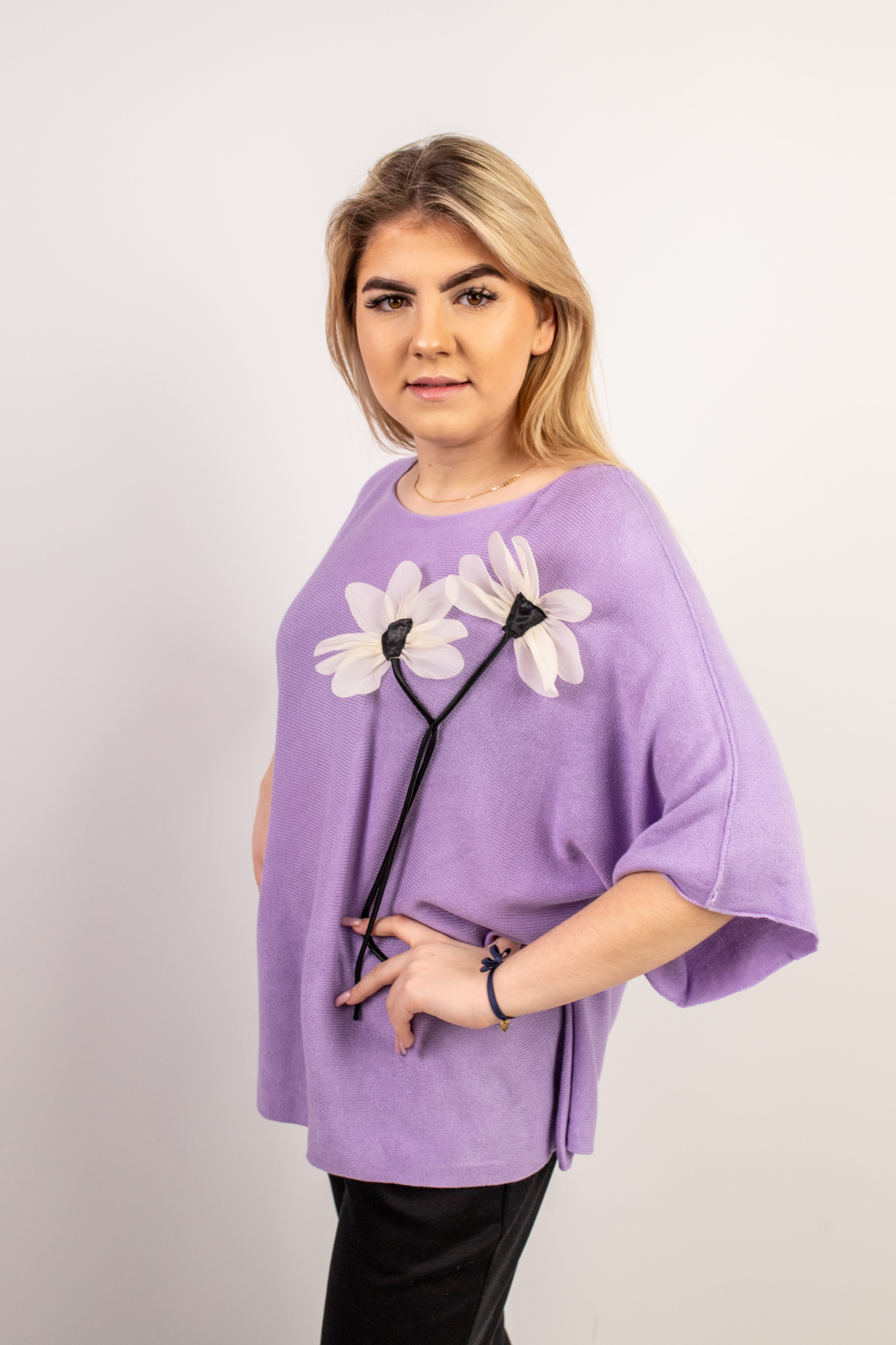 Włoski elegancki oversize’owy sweter z ozdobnym kwiatem Fiolet