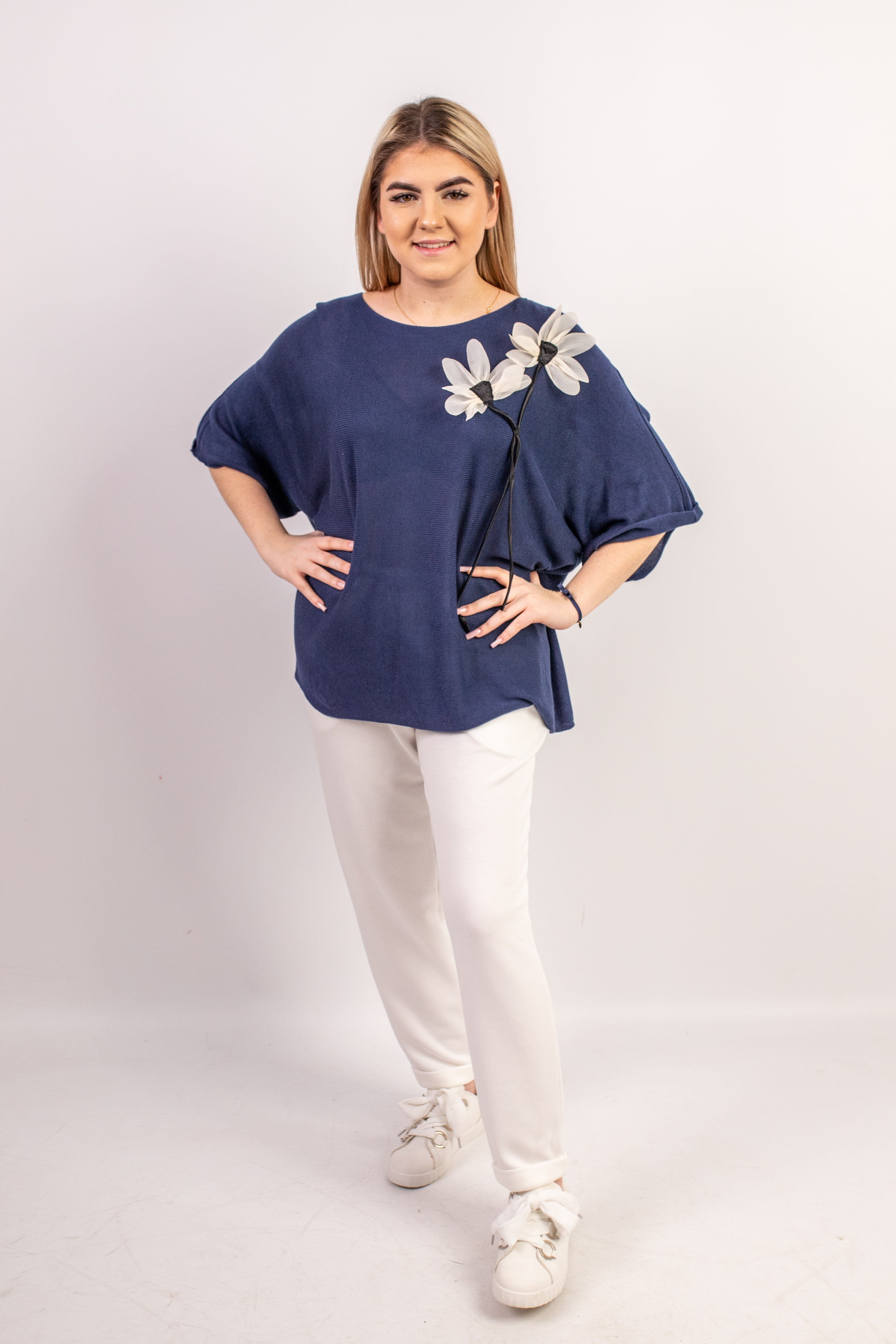 WłoskI elegancki oversize’owy sweter z ozdobnym kwiatem Granat