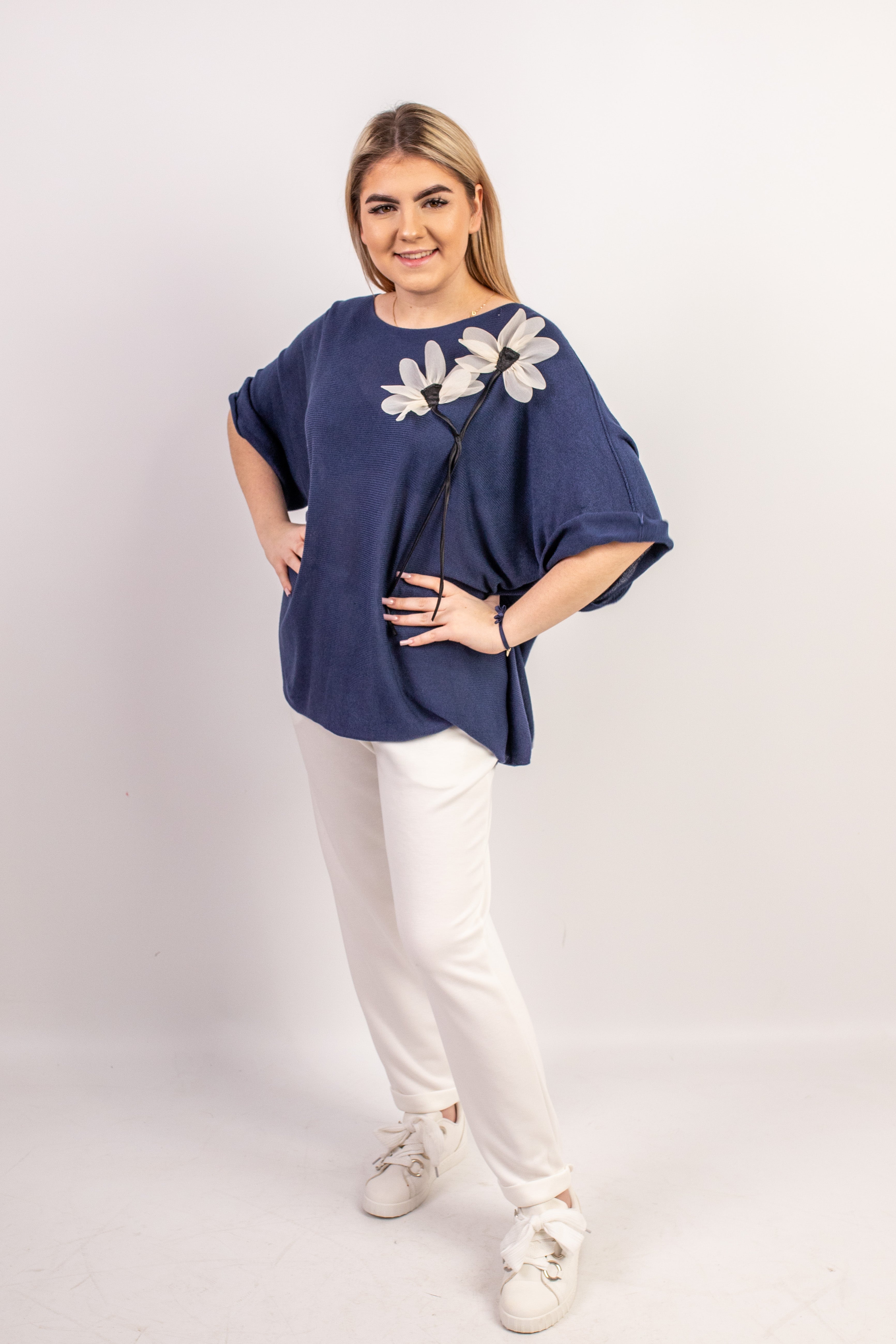 WłoskI elegancki oversize’owy sweter z ozdobnym kwiatem Granat