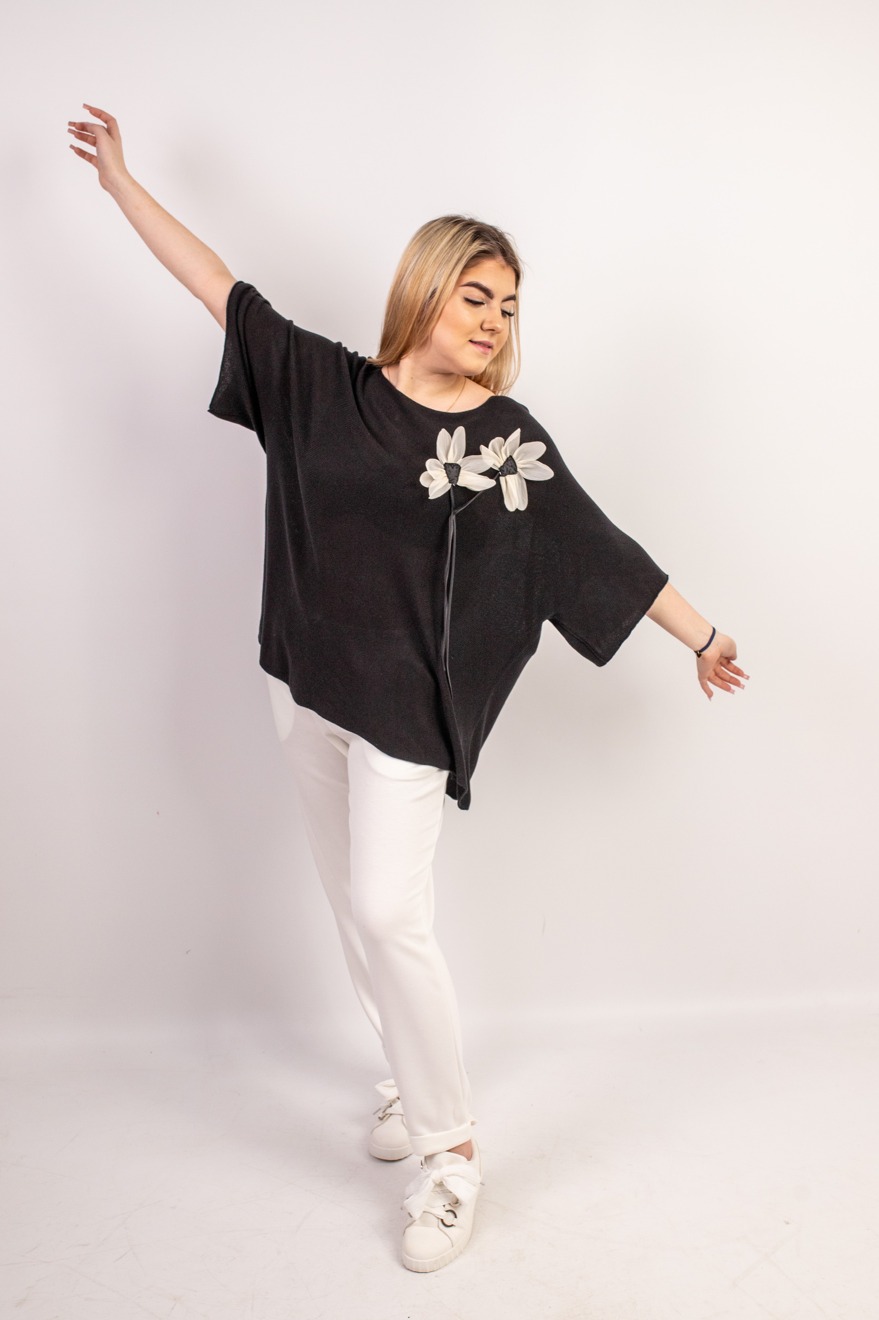 Włoski elegancki oversize’owy sweter z ozdobnym kwiatem Czarny