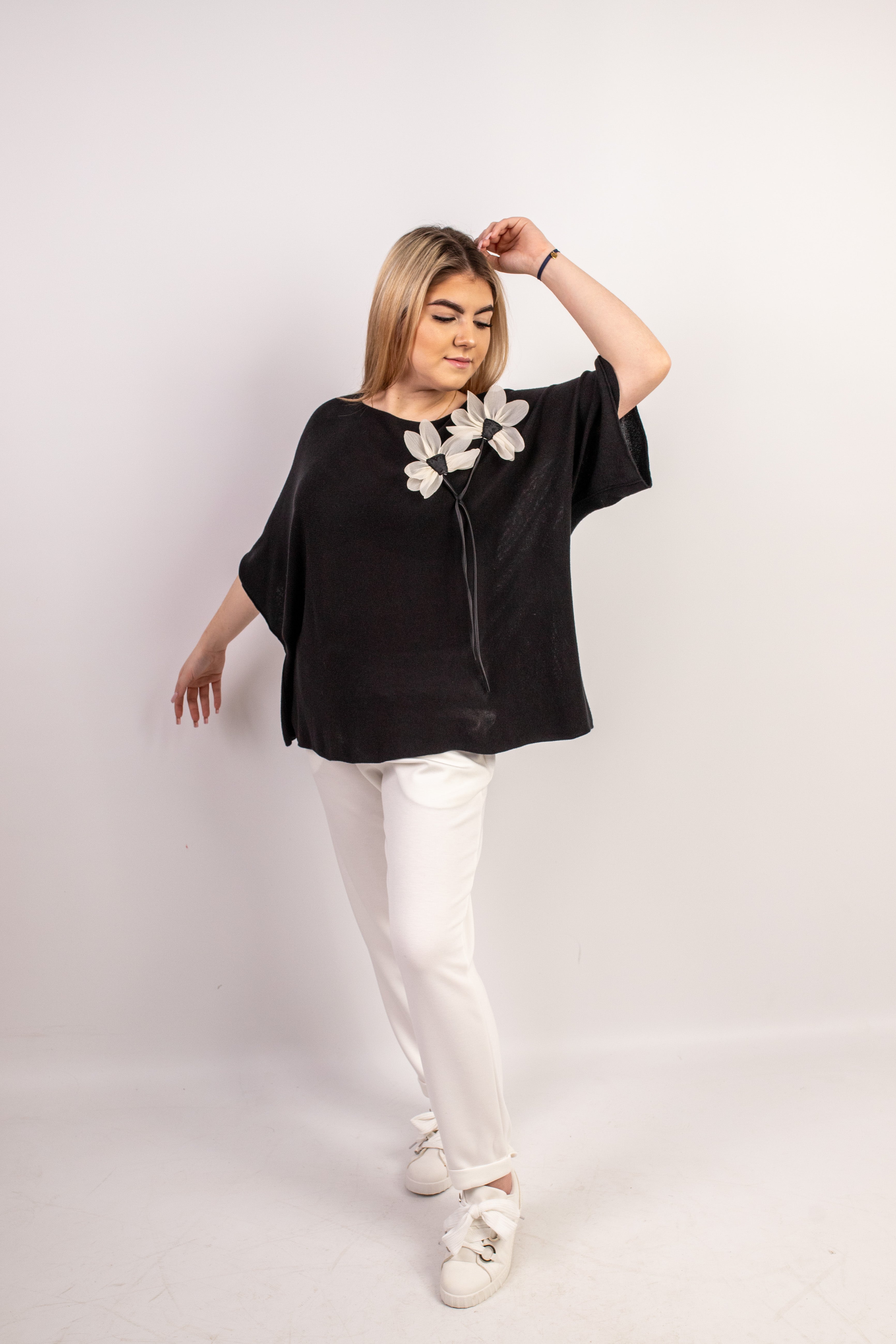 Włoski elegancki oversize’owy sweter z ozdobnym kwiatem Czarny