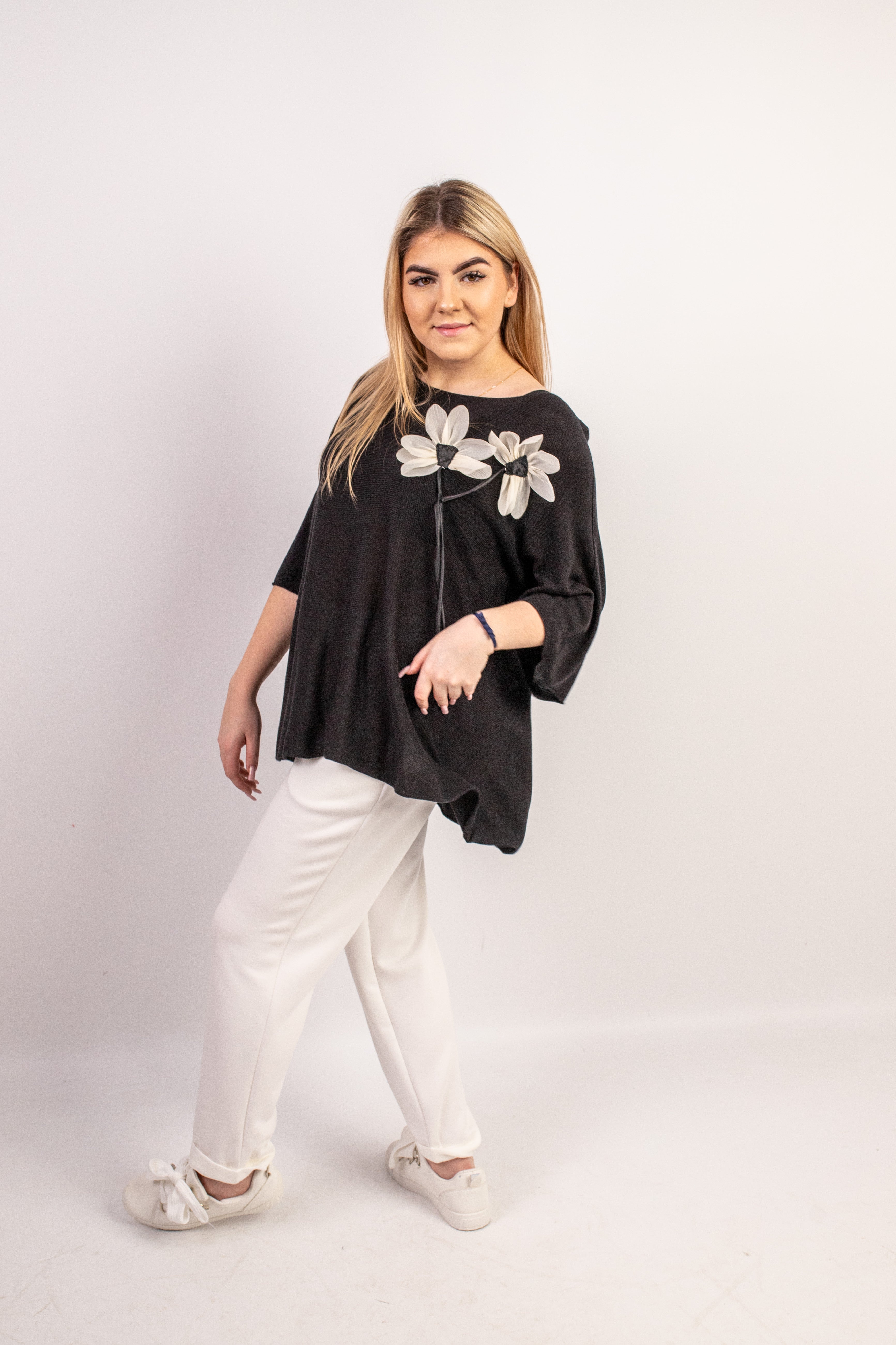 Włoski elegancki oversize’owy sweter z ozdobnym kwiatem Czarny