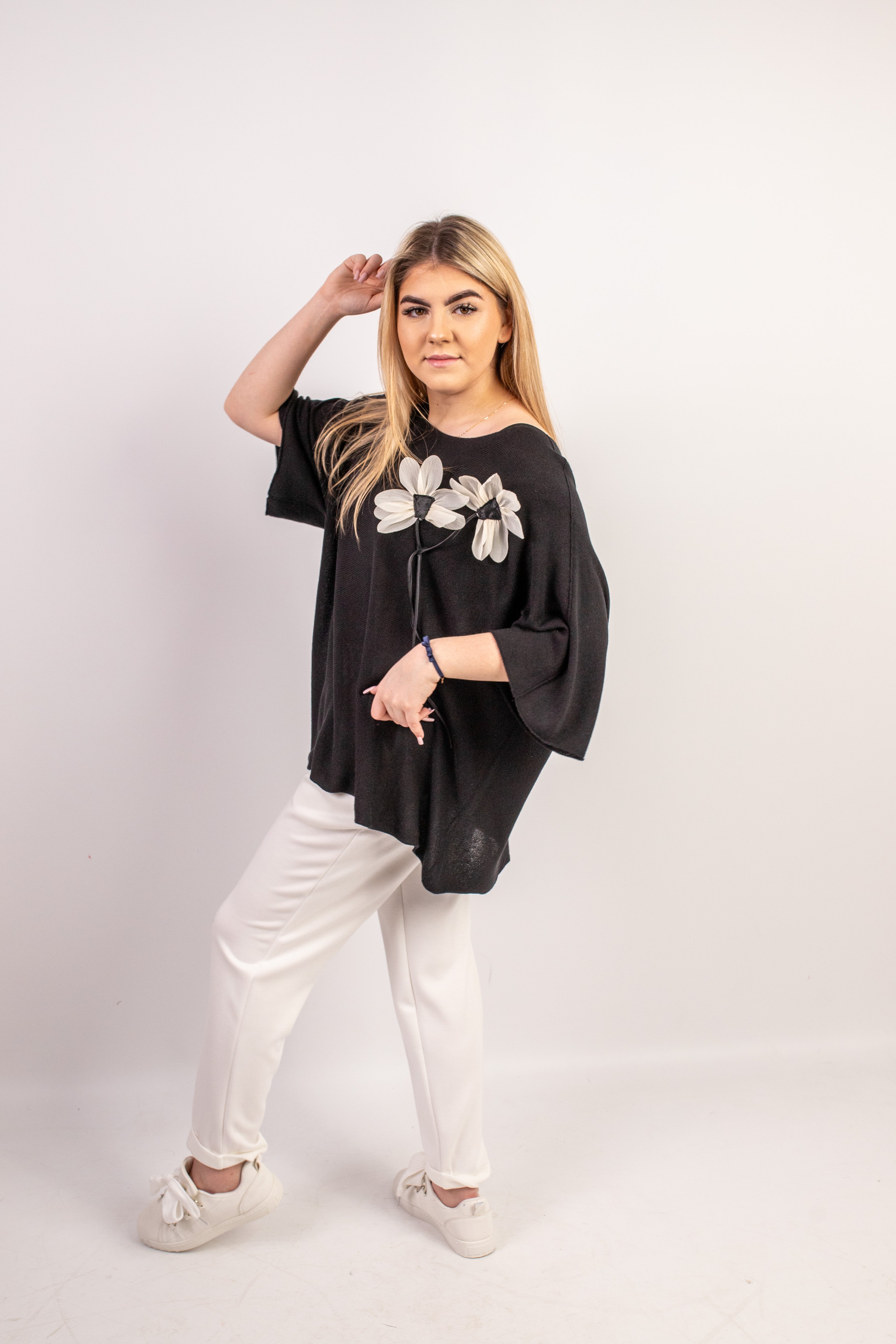 Włoski elegancki oversize’owy sweter z ozdobnym kwiatem Czarny