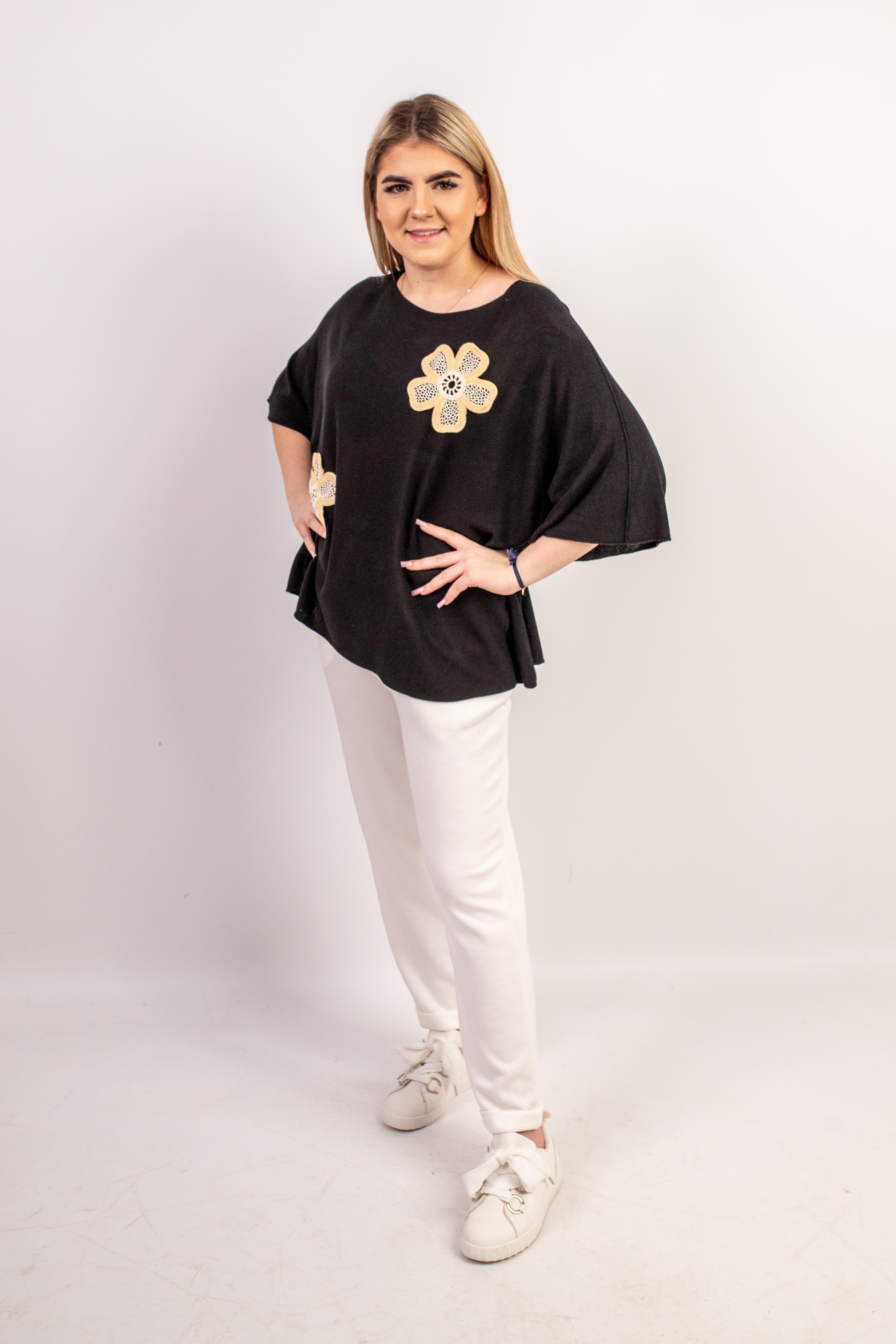 Włoski lekki sweter oversize z kwiatowymi aplikacjami Czarny