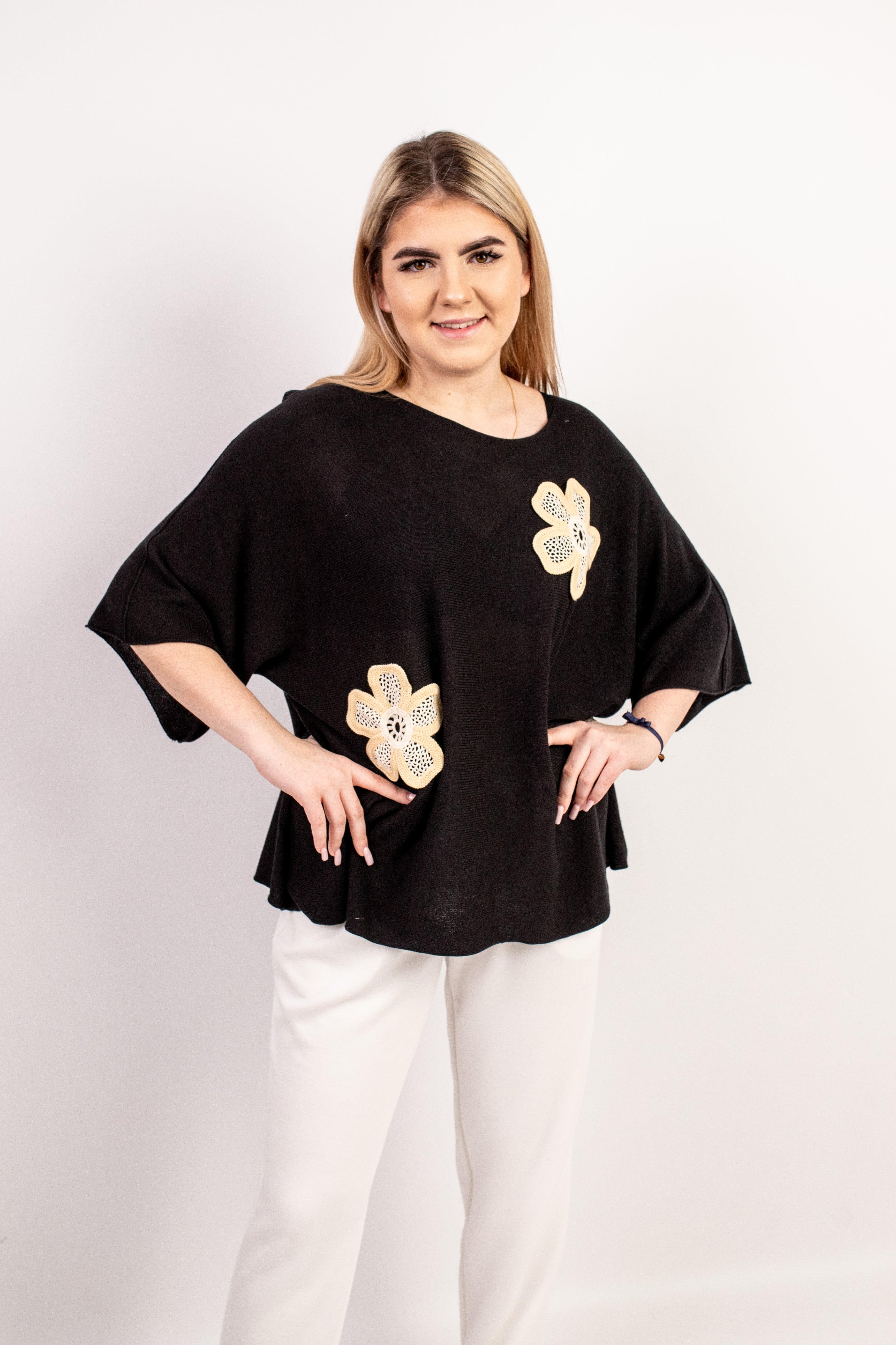 Włoski lekki sweter oversize z kwiatowymi aplikacjami Czarny