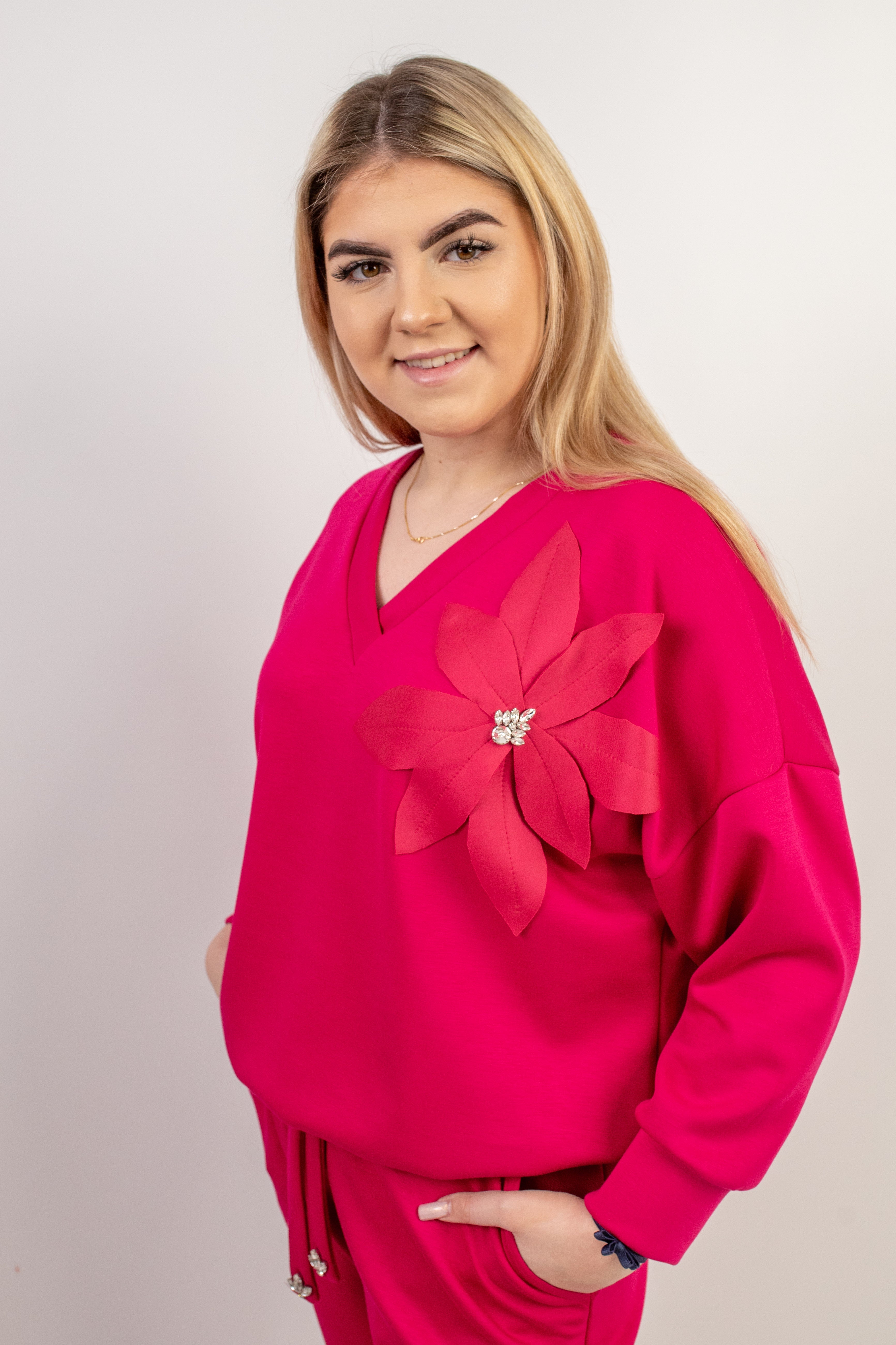 Elegancka bluza z dekoracyjną aplikacją Fuksja