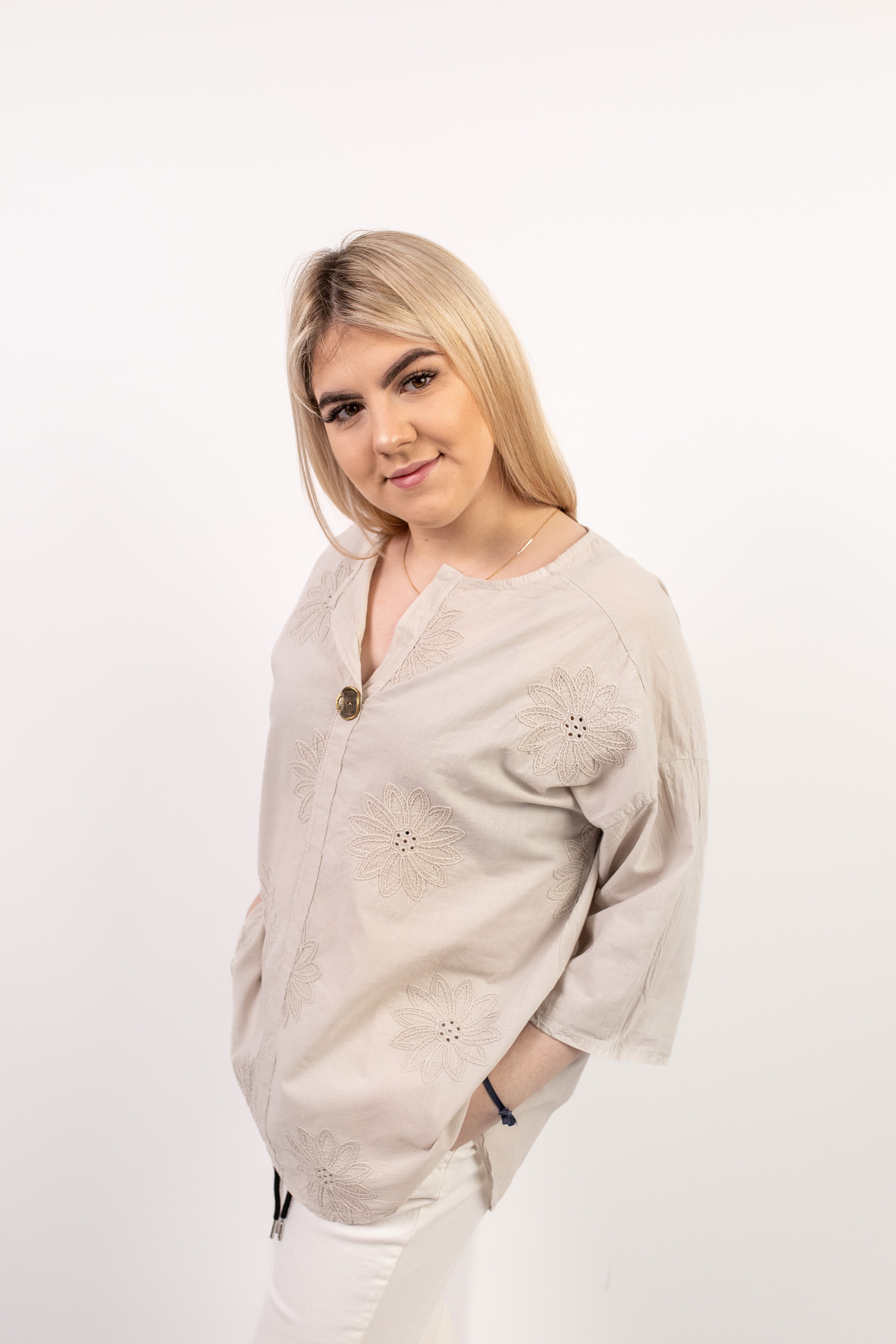 Włoska wiskozowa koszula z subtelnym haftem Jasny beż