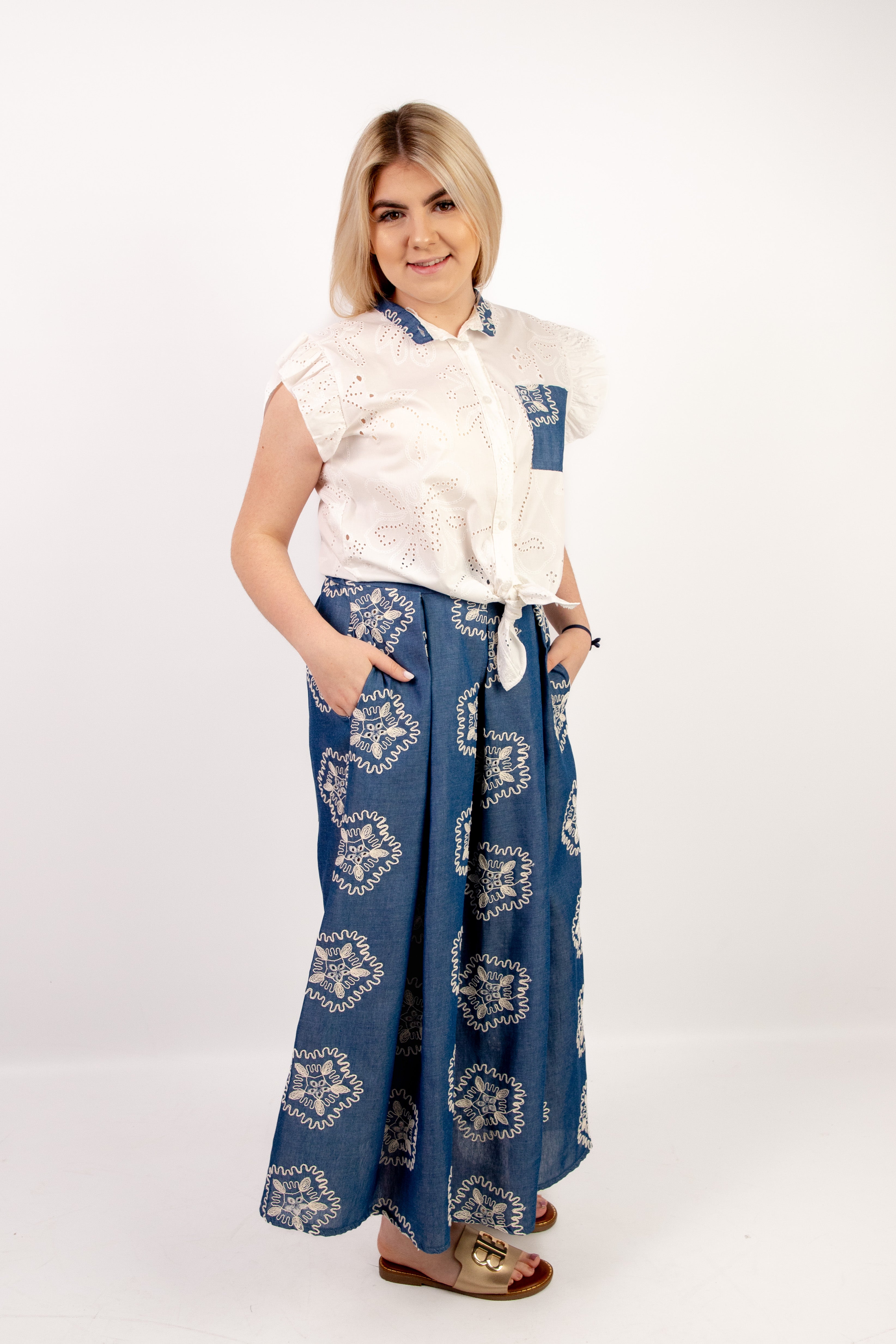 Włoski letni zestaw boho z haftowaną bluzką i wzorzystą spódnicą